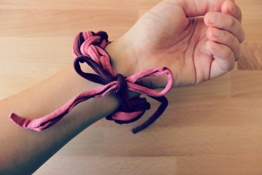 idee-originali-finger-knitting-bracciale