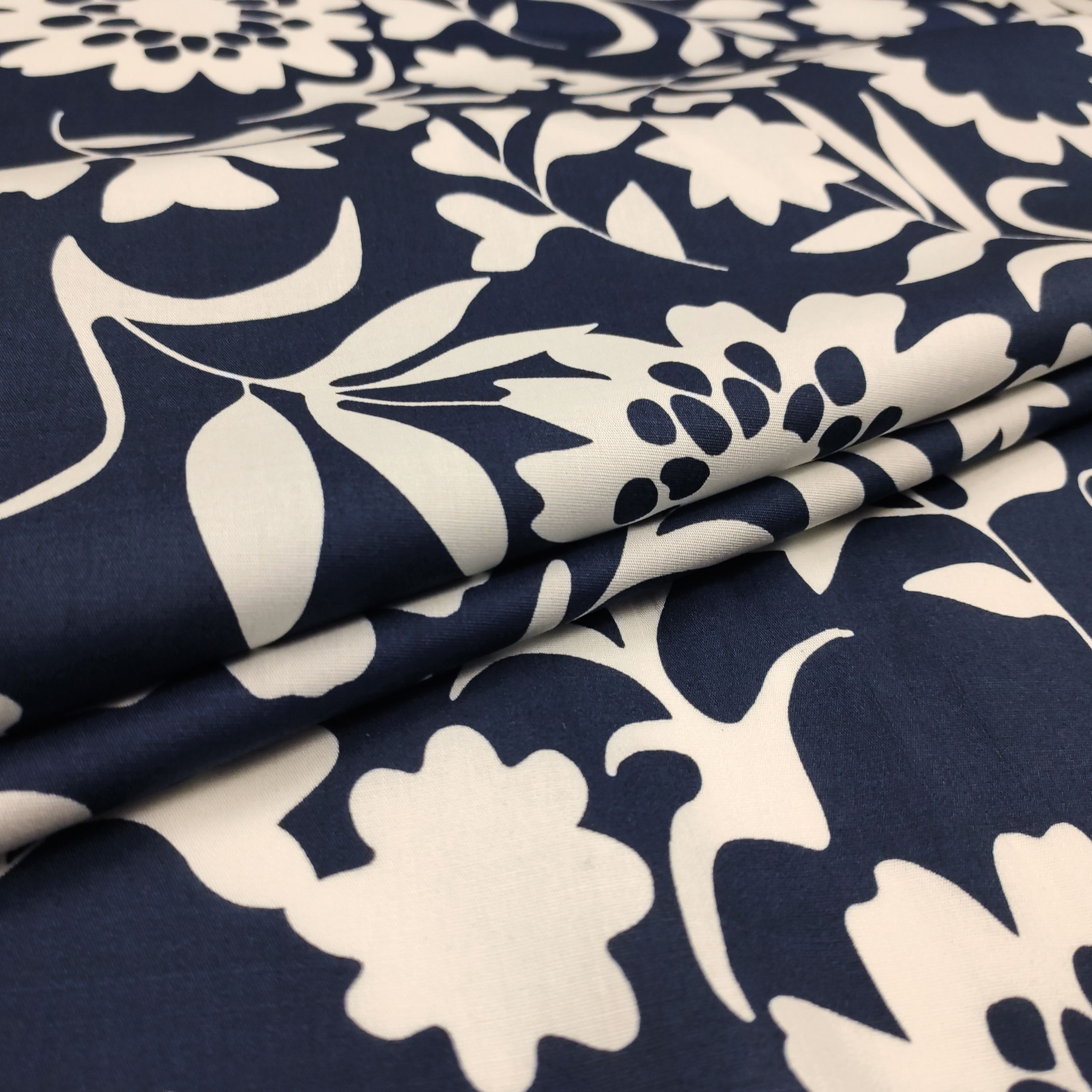 Tessuto Cotone Fiori Bianchi Sfondo Blu Image