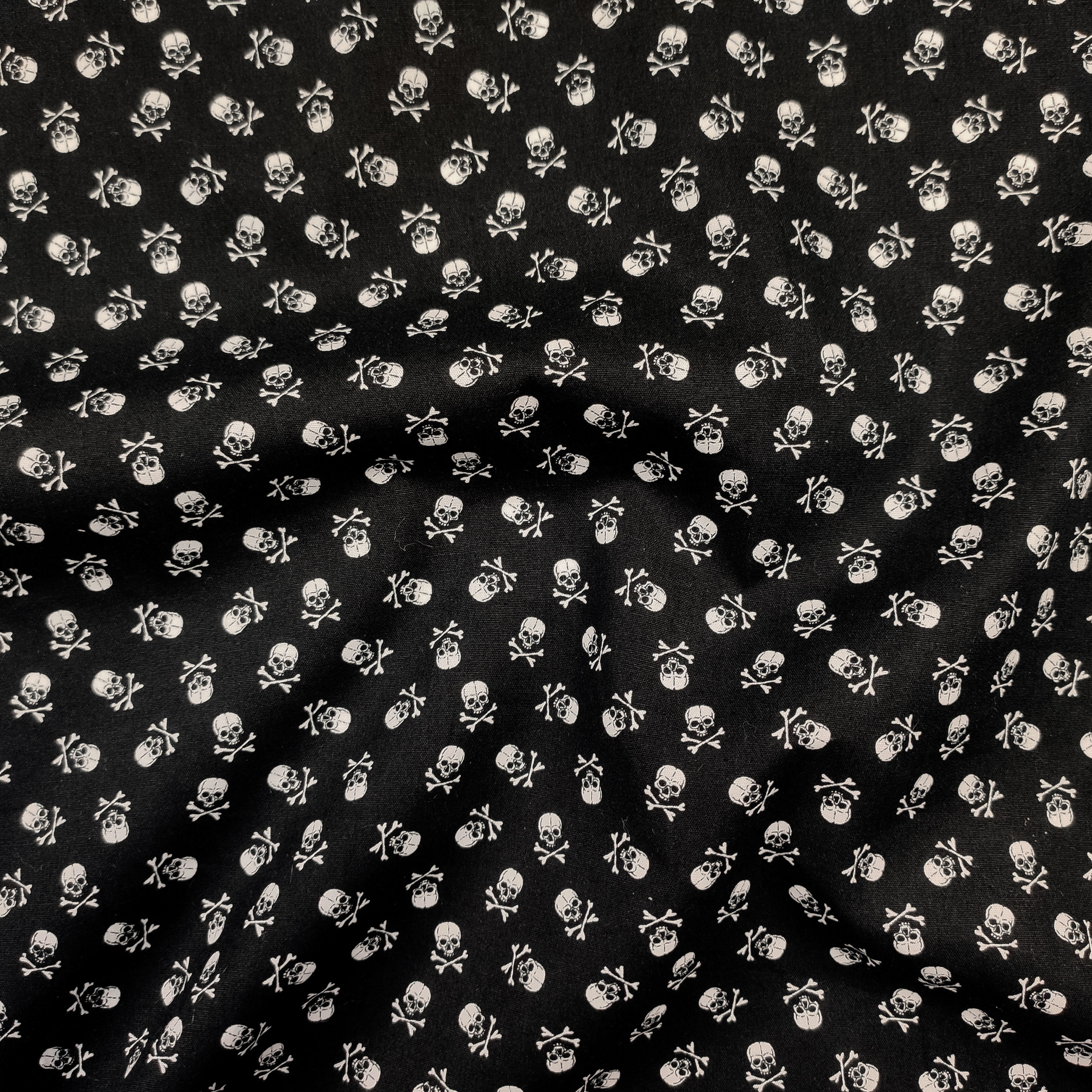 Cotone Sfondo Nero Fantasia Mini Teschi