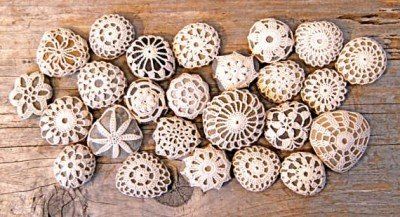 idee-originali-uncinetto-decorazione-pietre