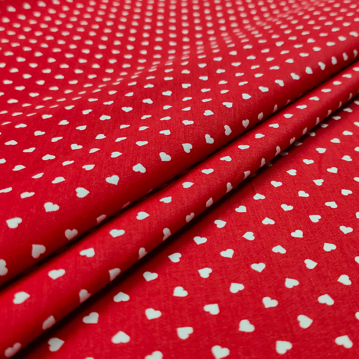 Cotone percallino cuori bianchi sfondo rosso