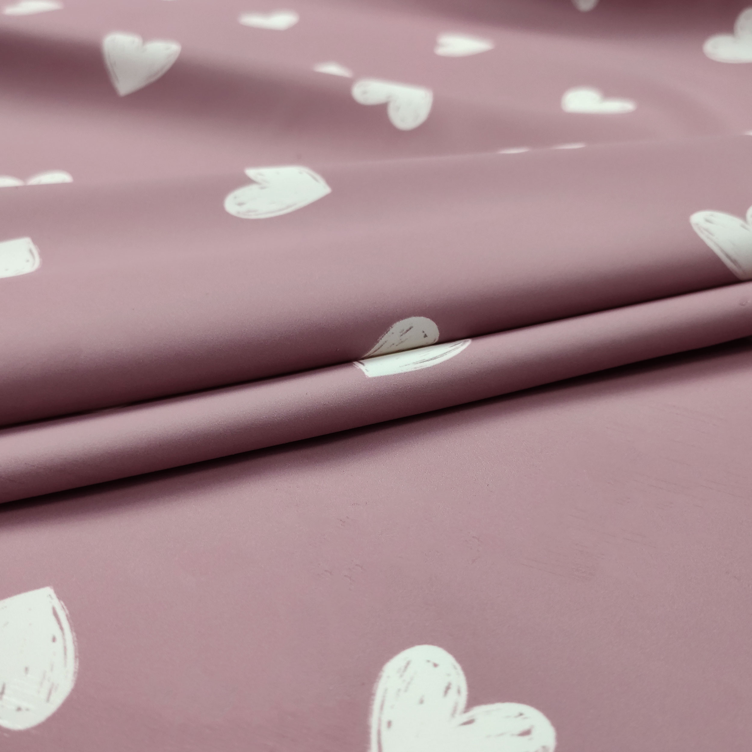 Impermeabile Fantasia Cuori Bianchi Sfondo Rosa