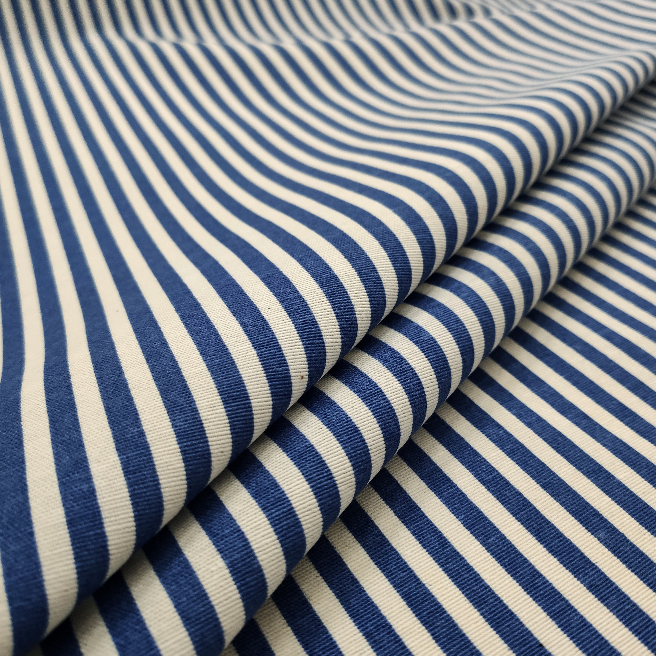 Tessuto Misto Cotone Rigato Blu dettaglio
