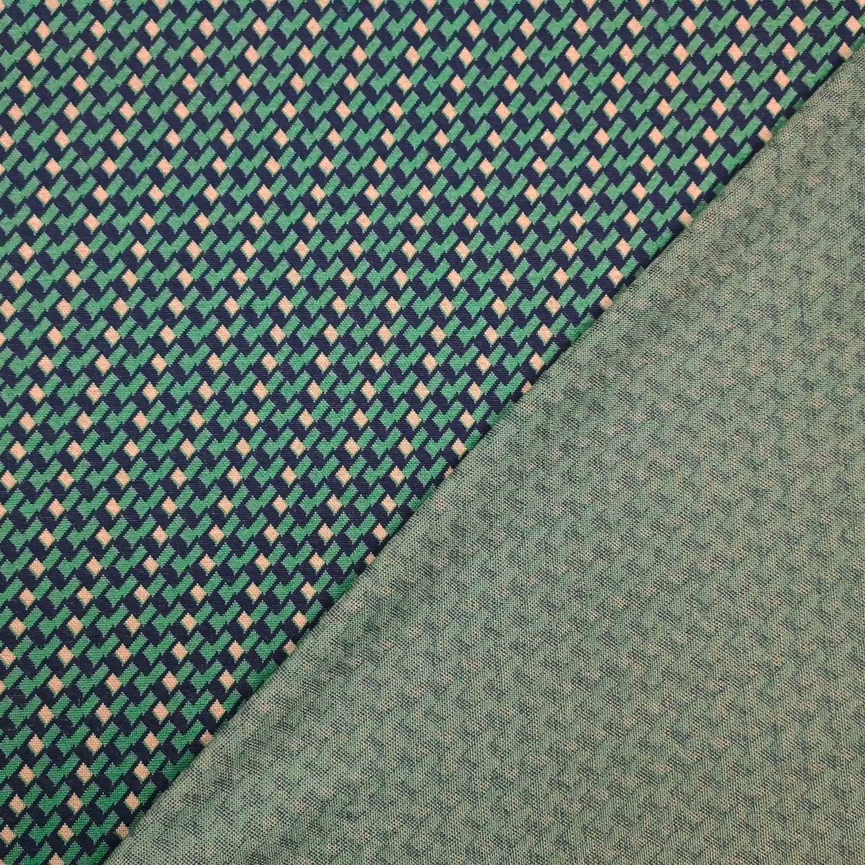 tessuto-punto-rombi-verdi-beige-sfondo-blu