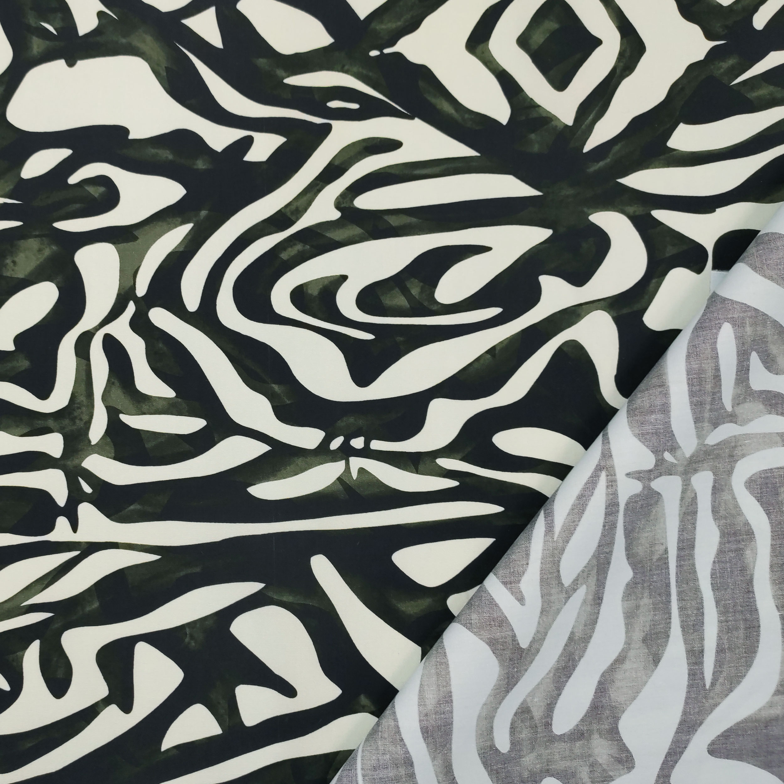 Tessuto Cotone Animalier Astratto 