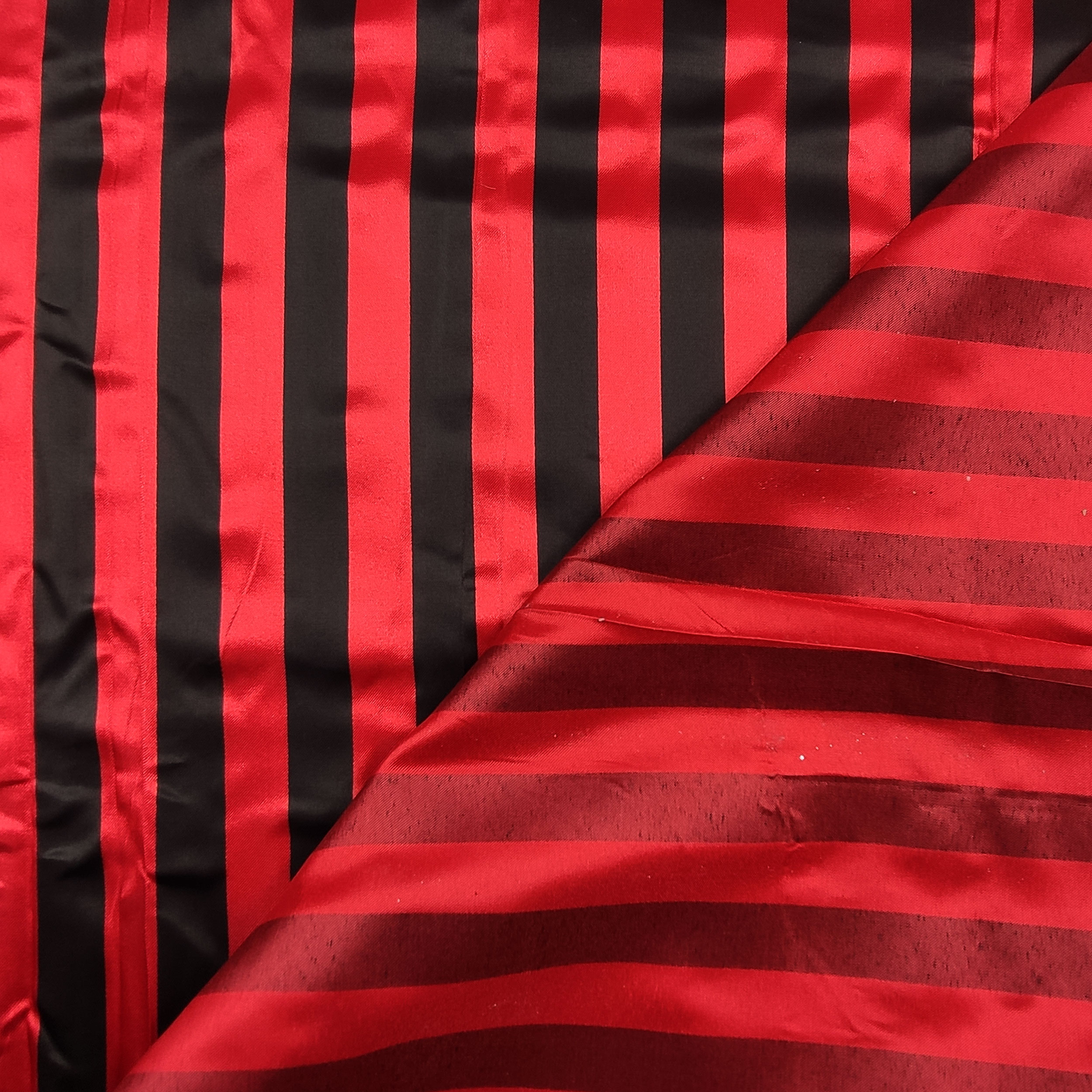  Tessuto Raso Carnevale Righe Rosso e Nero