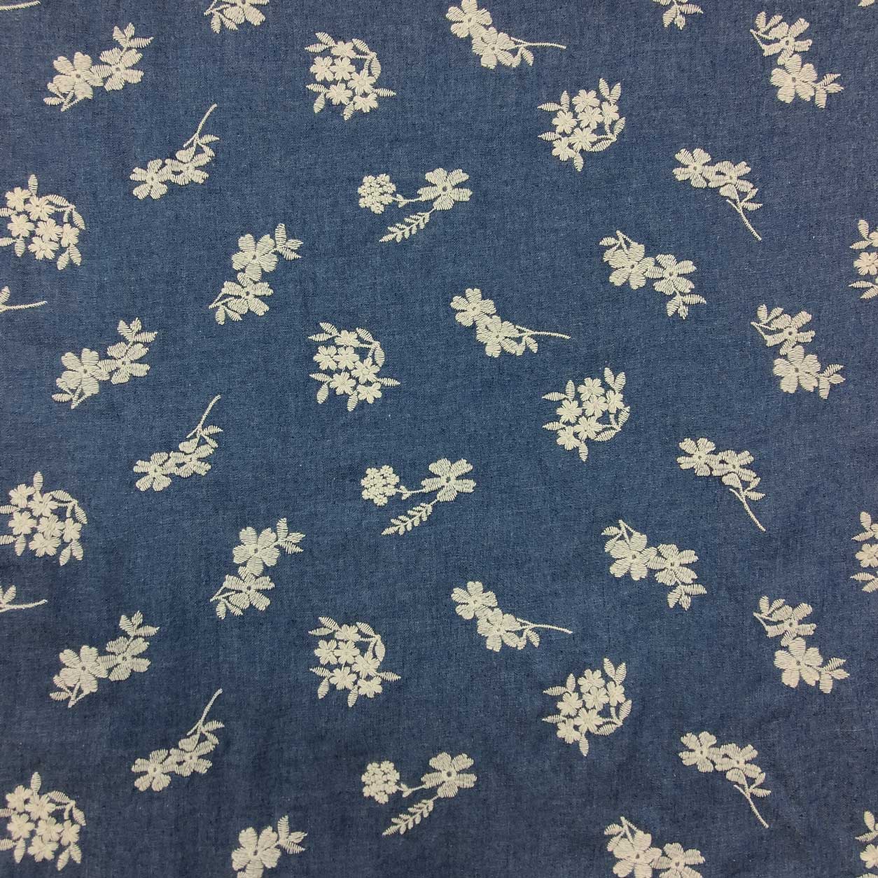 Jeans ricamato con fiori