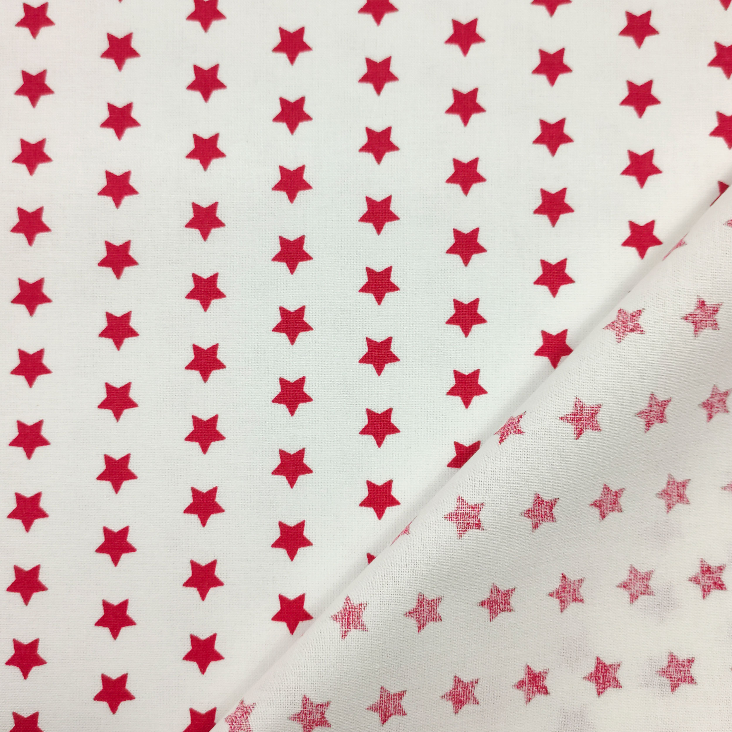 stoffa in cotone con stelle rosse sfondo bianco