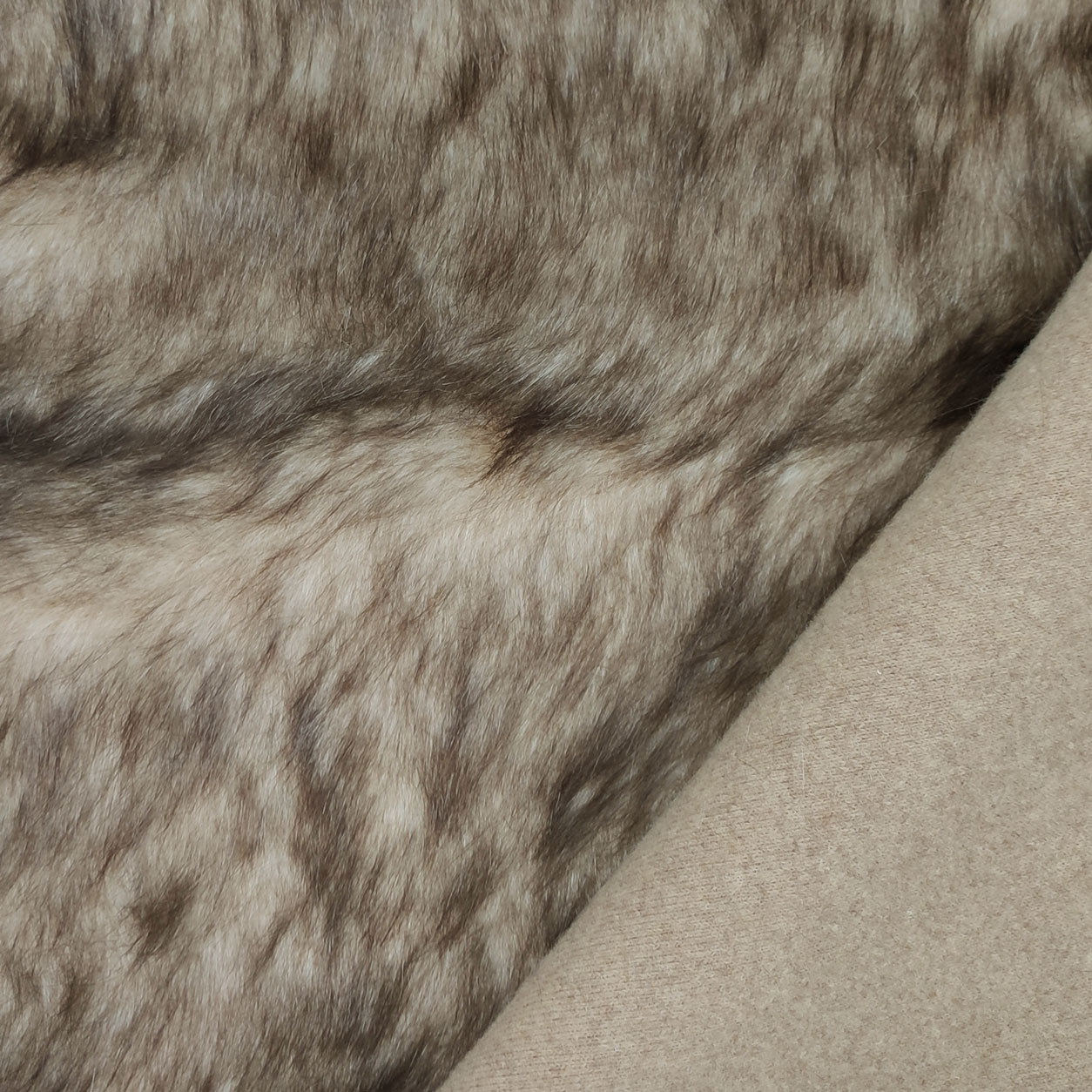 Pelliccia sintetica tessuto pelo lungo marrone beige