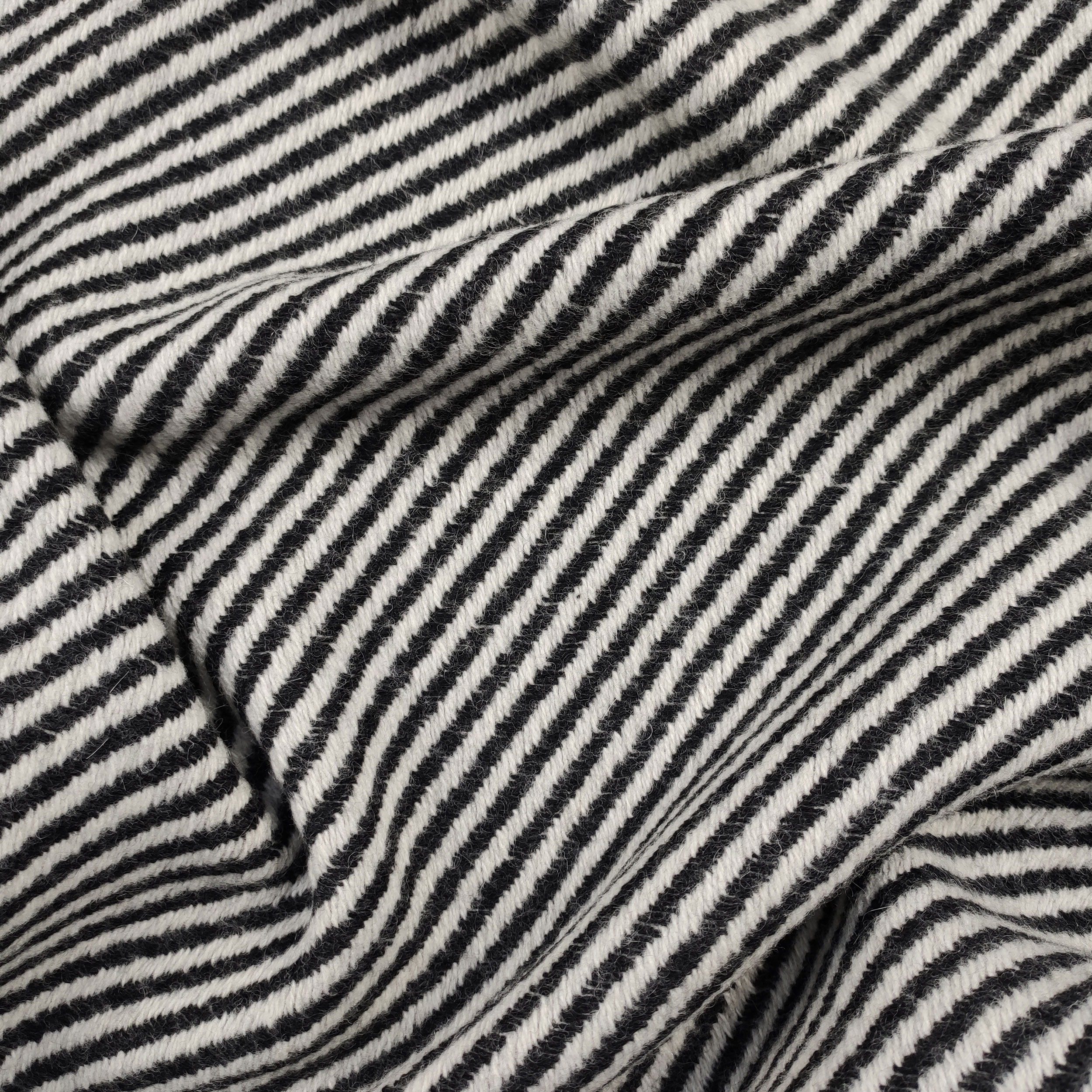 Tessuto Cappotto Righe Diagonali Bianche e Nere