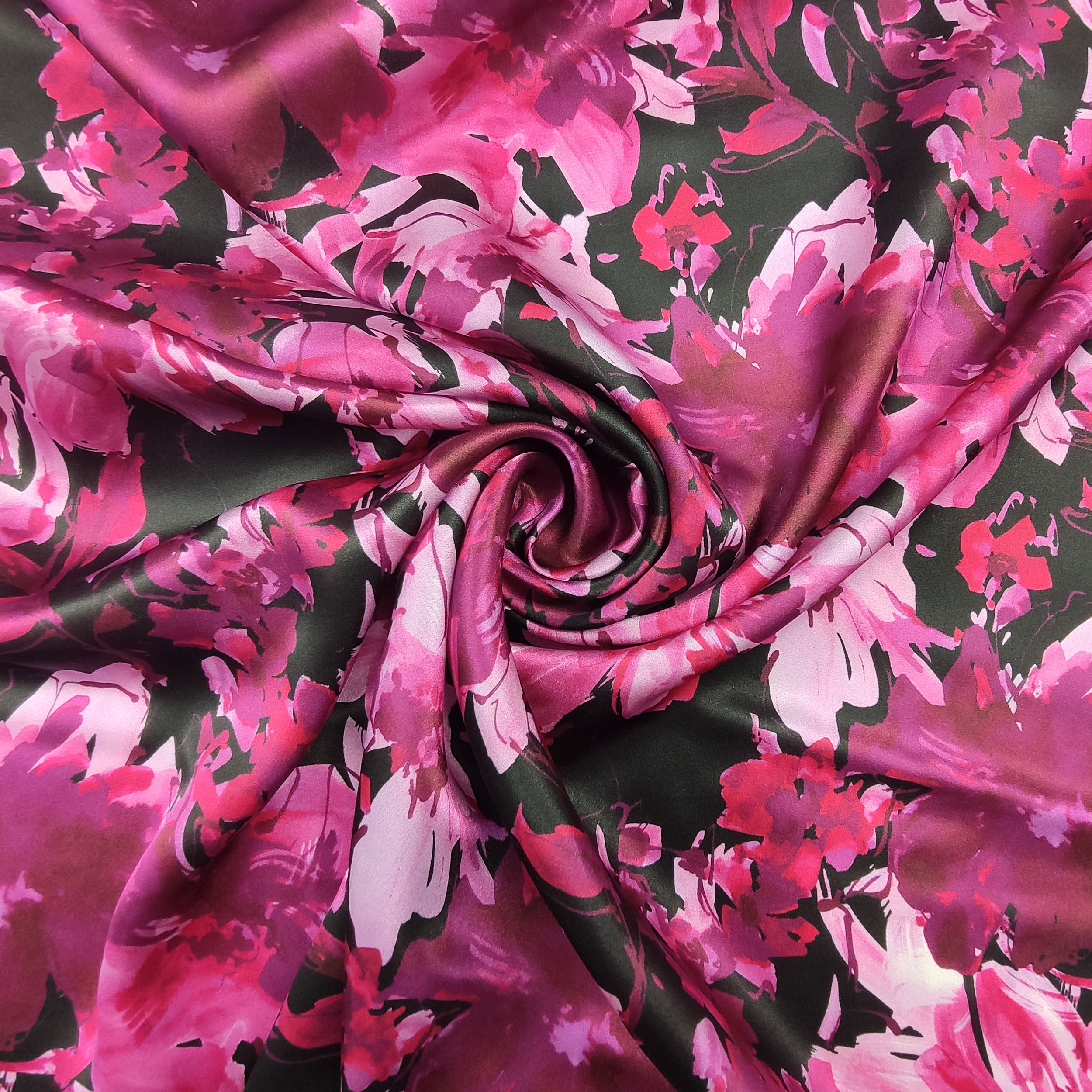 tessuto in seta con fiori toni rosa