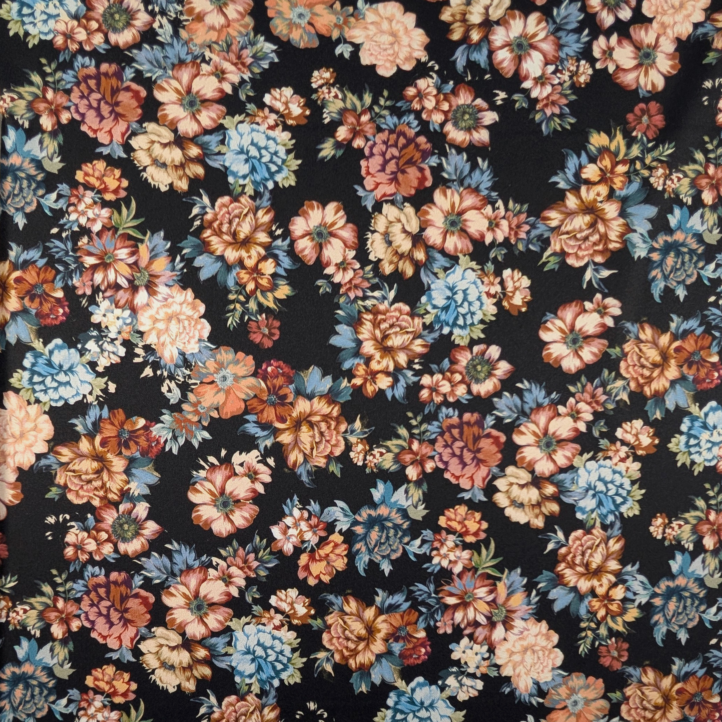 Raso Setato Alta Moda Fiori Sfondo Nero Image