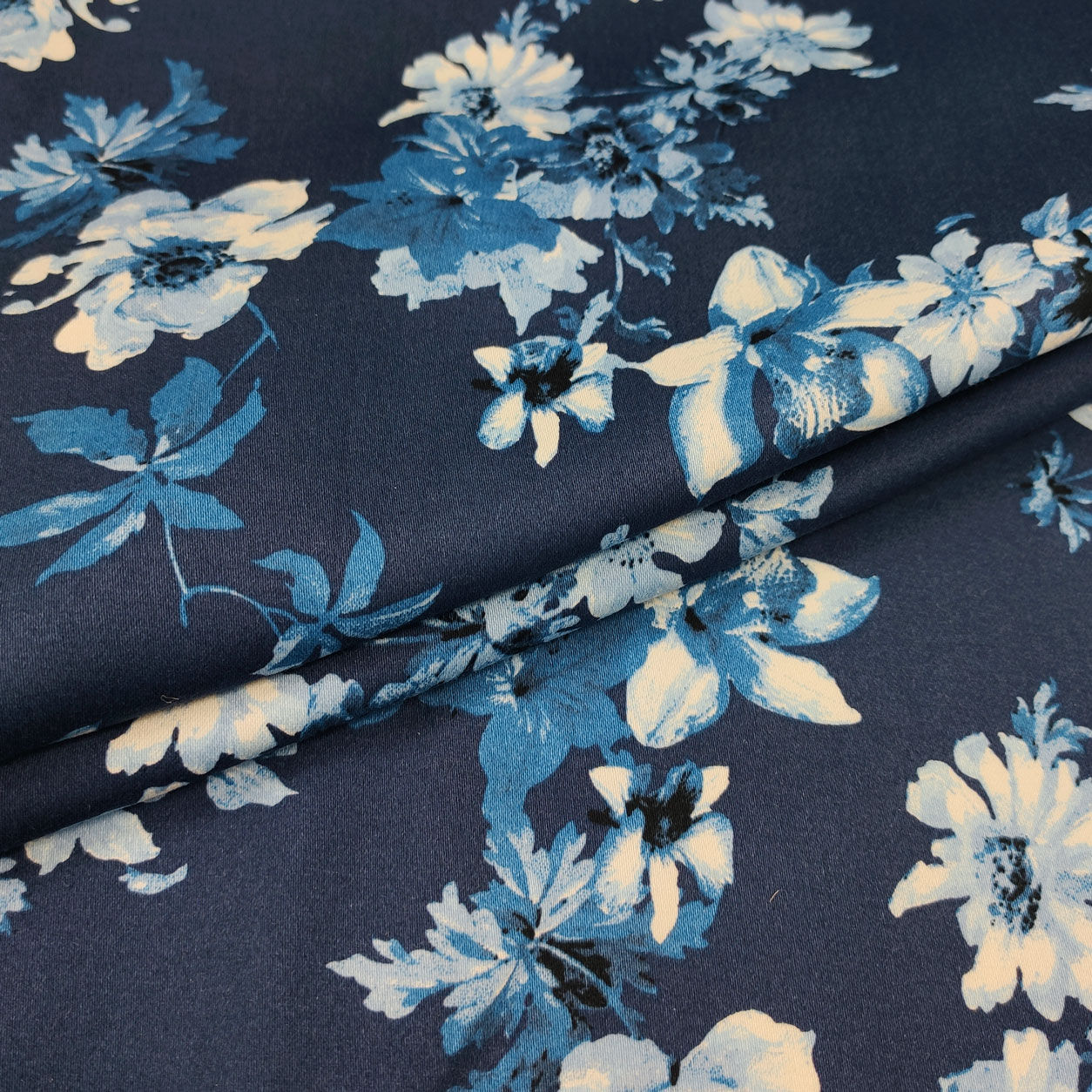 Rasatello cotone fiori sfondo blu