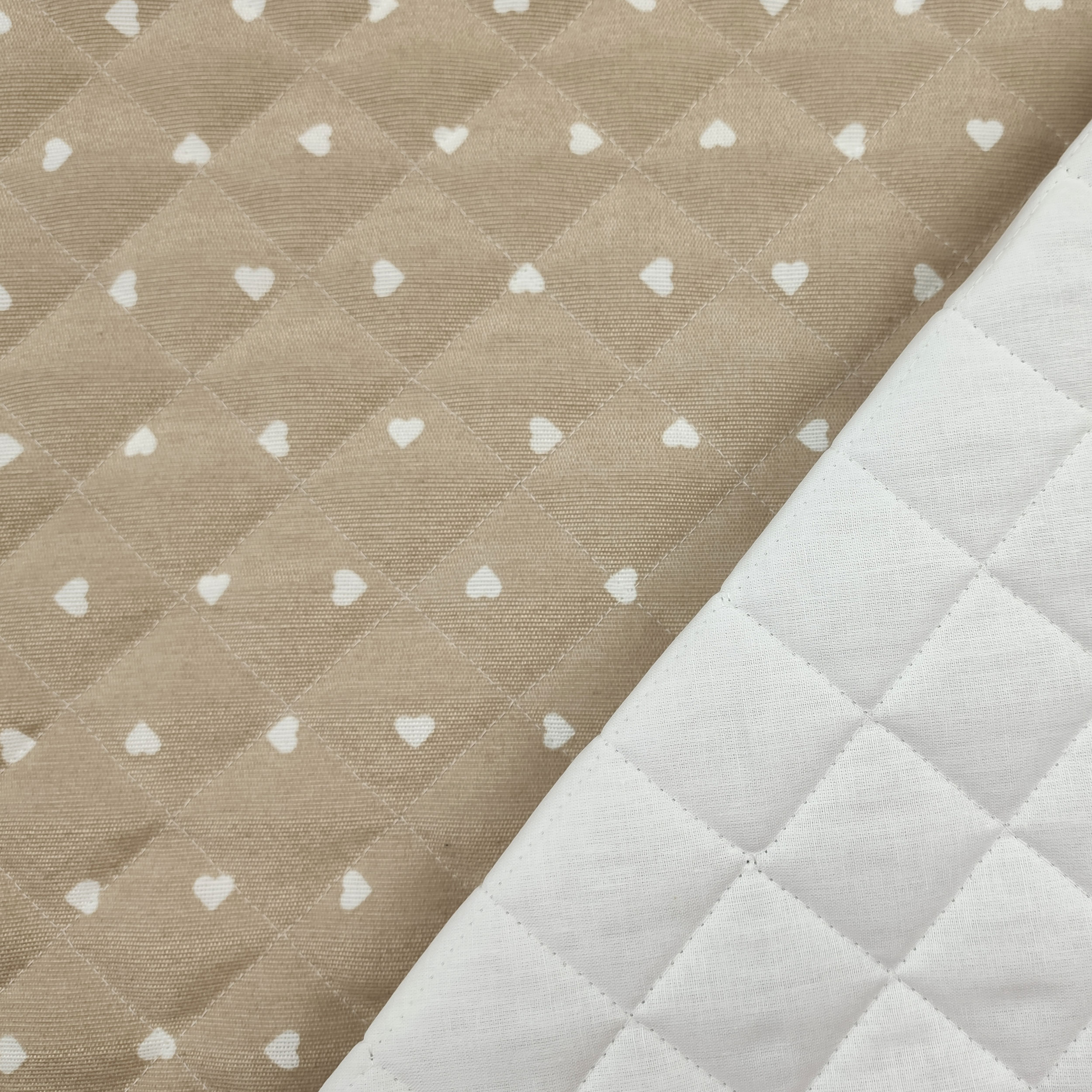 Tessuto Trapuntato Cuori Bianchi Sfondo Beige