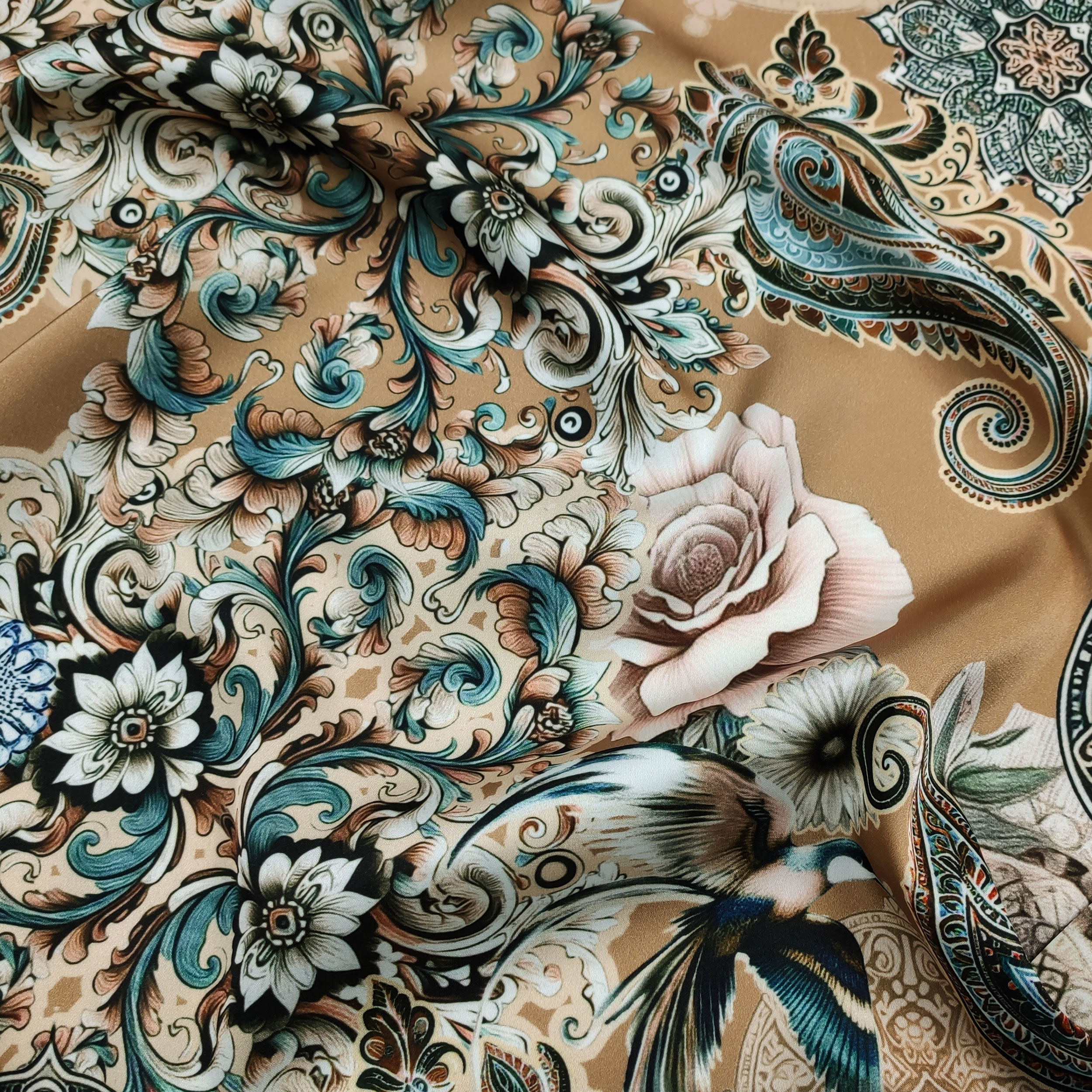 Raso Setato Alta Moda Fantasia Cachemire con Rose