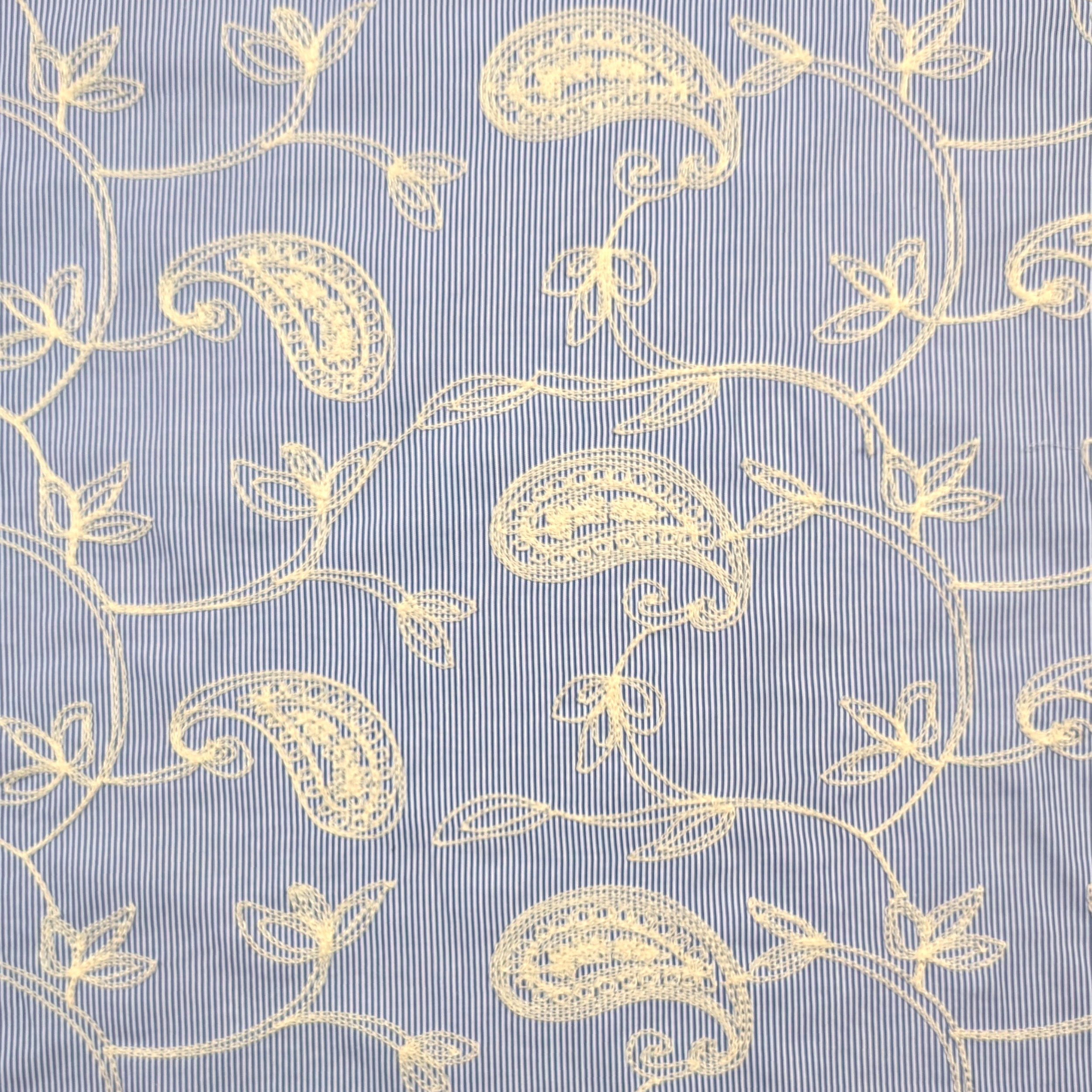 Cotone Righe Sottili Blu con Foglie Ricamate Image