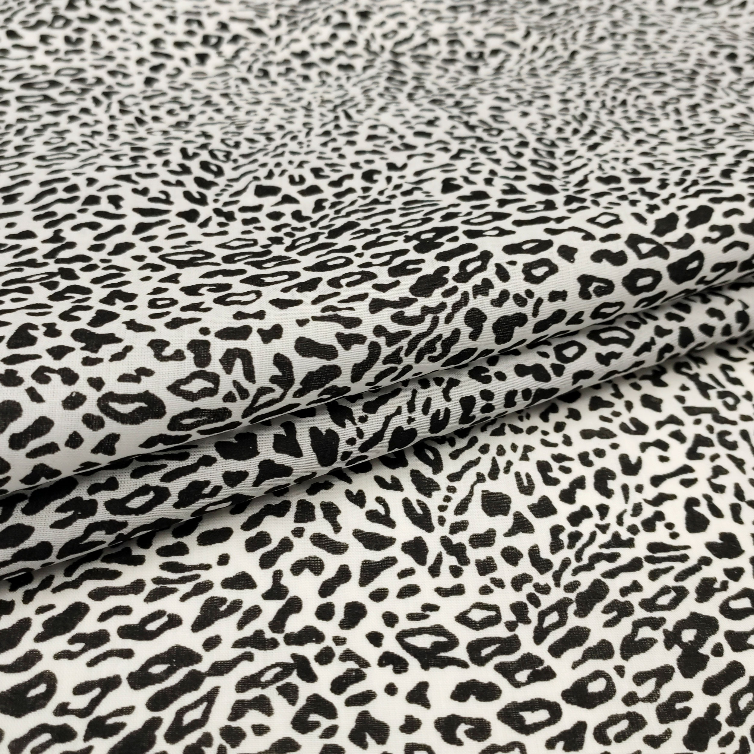 Tessuto Cotone Fantasia Leopardata Bianco e Nero