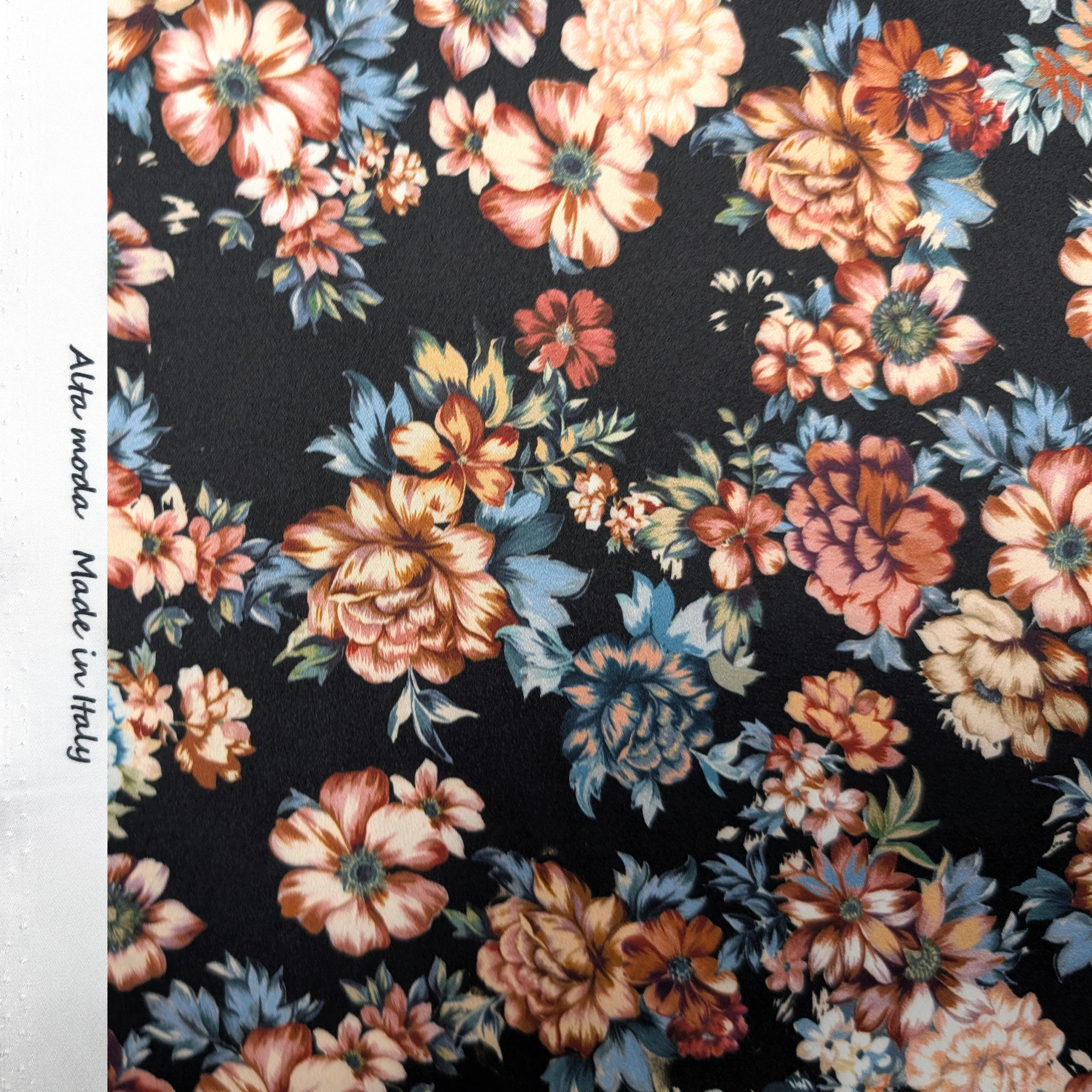 Raso Setato Alta Moda Fiori Sfondo Nero Image
