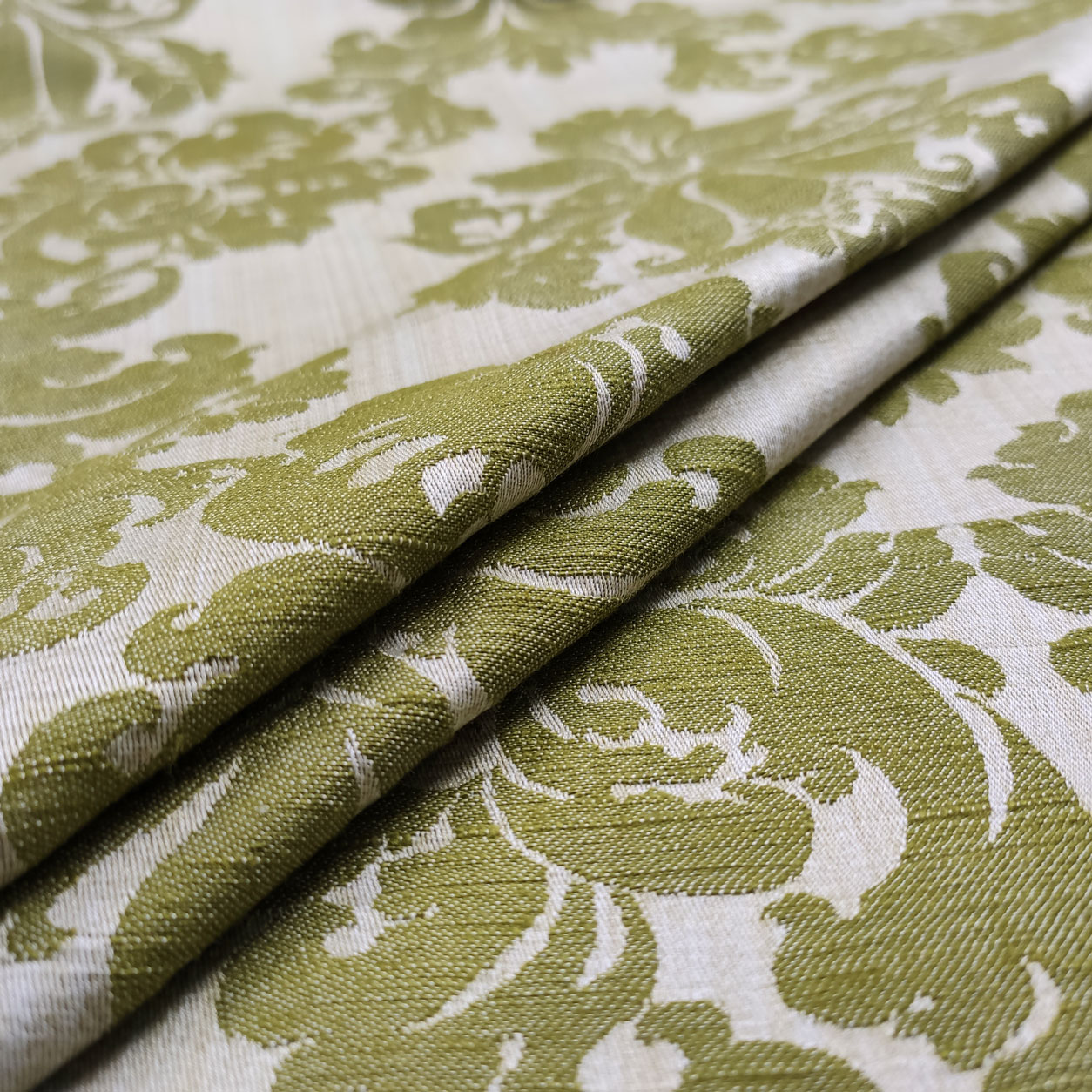 Tessuto Jacquard Damascato Misto Seta Verde Sfondo Beige Image