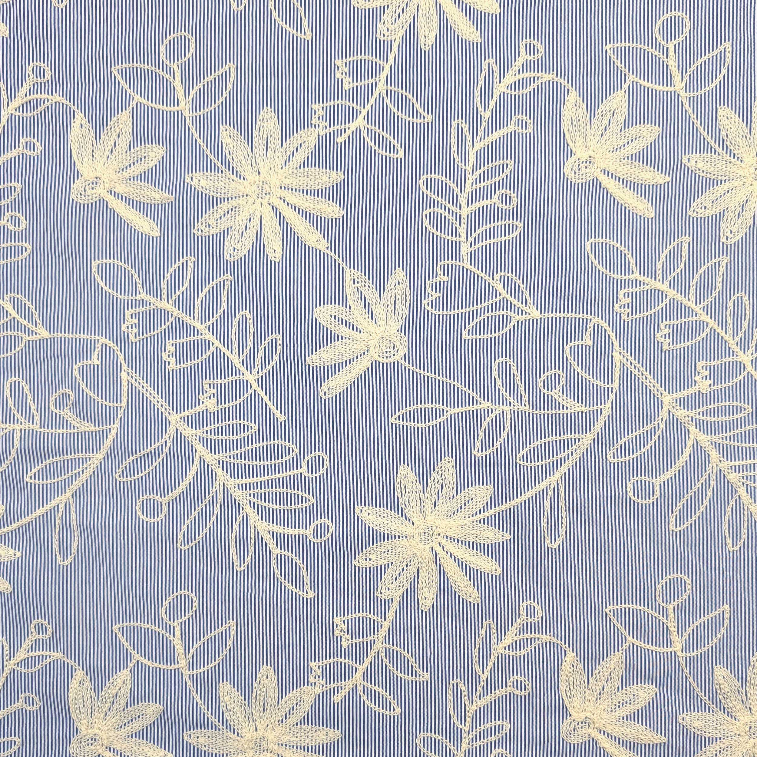 Cotone Righe Sottili Blu con Fiori Ricamati Image
