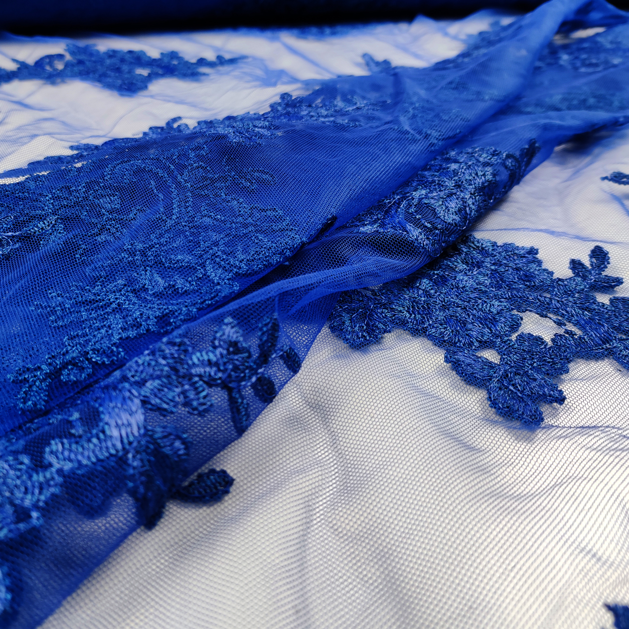 tulle-morbido-bluette-doppio-smerlo-ricamato