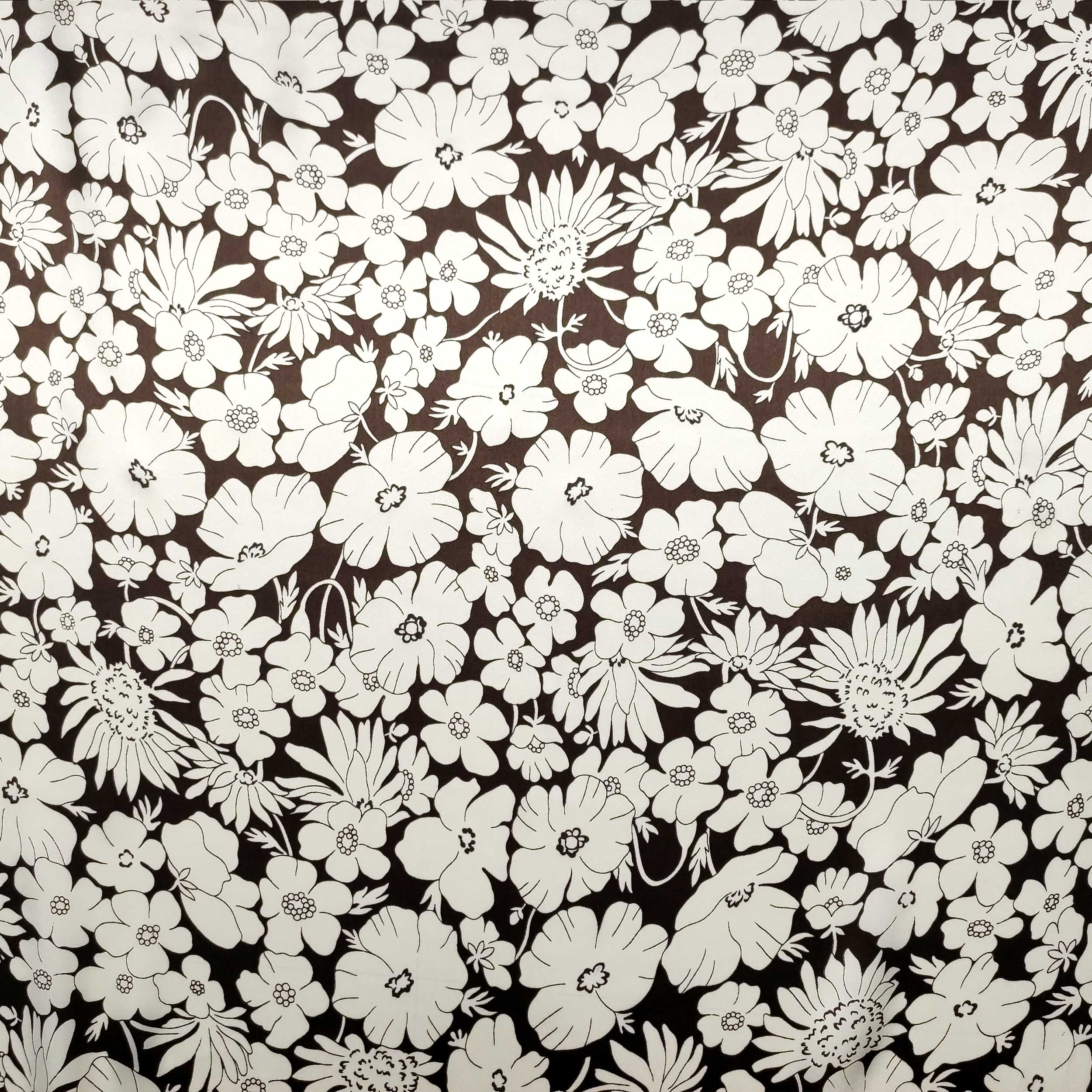 Tessuto in Pura Seta Fantasia Fiori Bianchi Sfondo Marrone