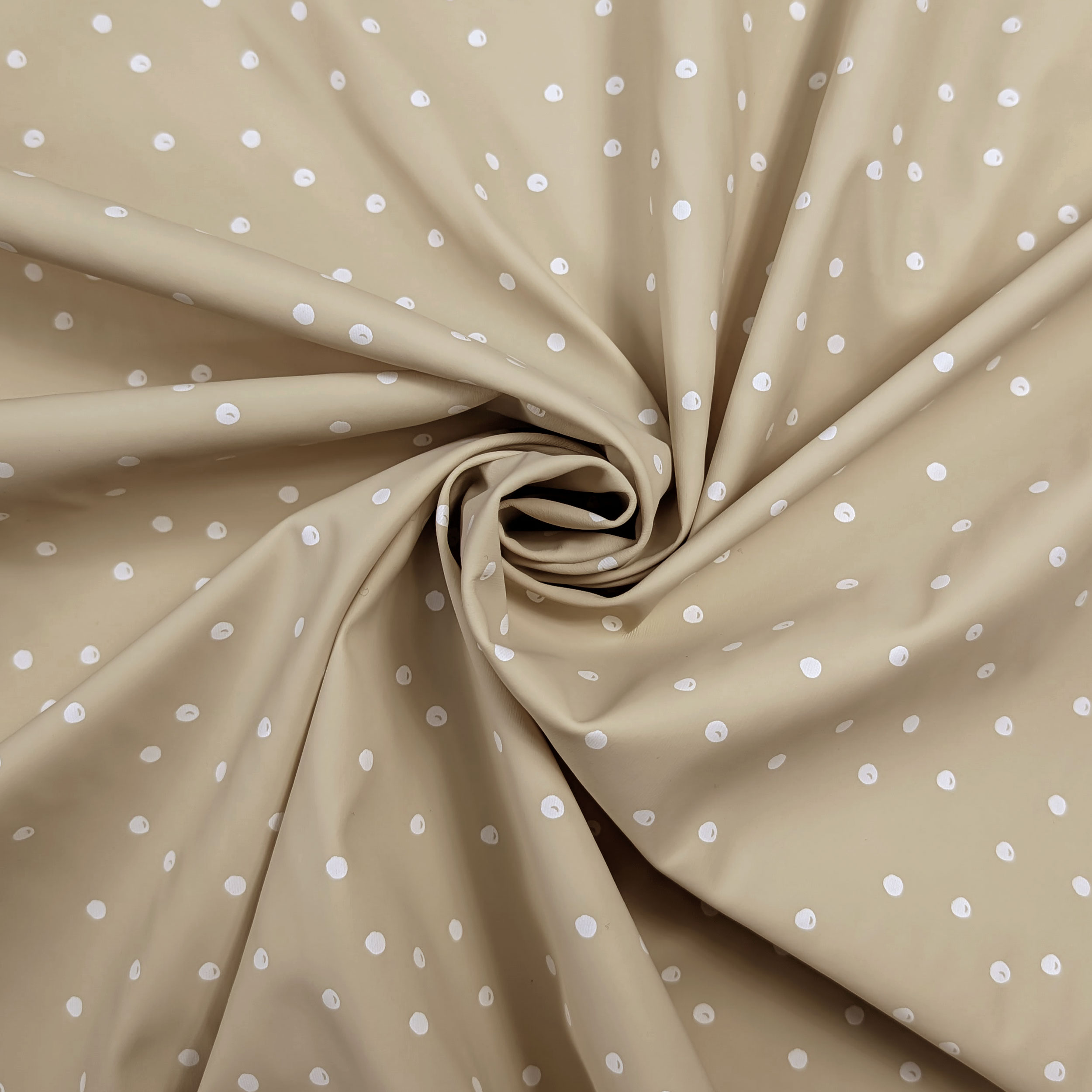 Impermeabile Pois Bianchi Sfondo Beige Image