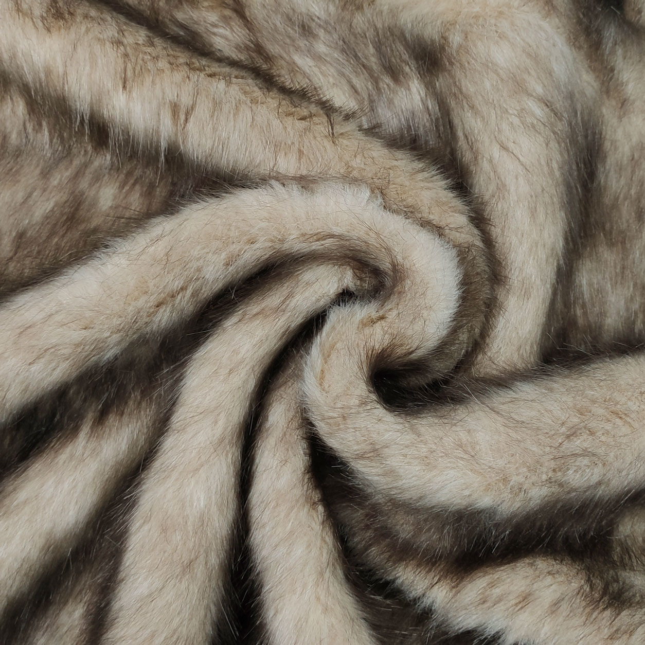 Pelliccia finta tessuto pelo lungo marrone beige