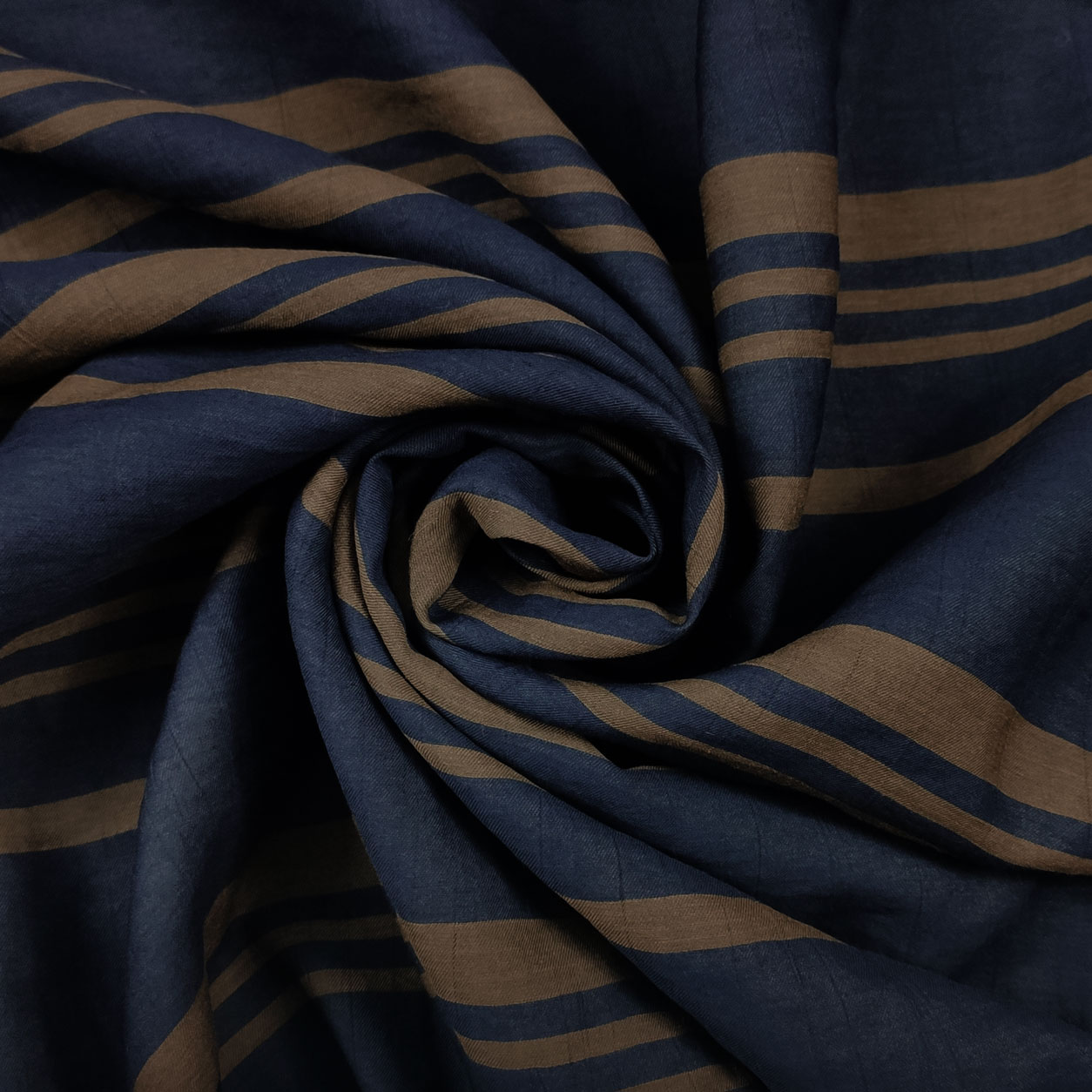 cotone-righe-marroni-sfondo-blu