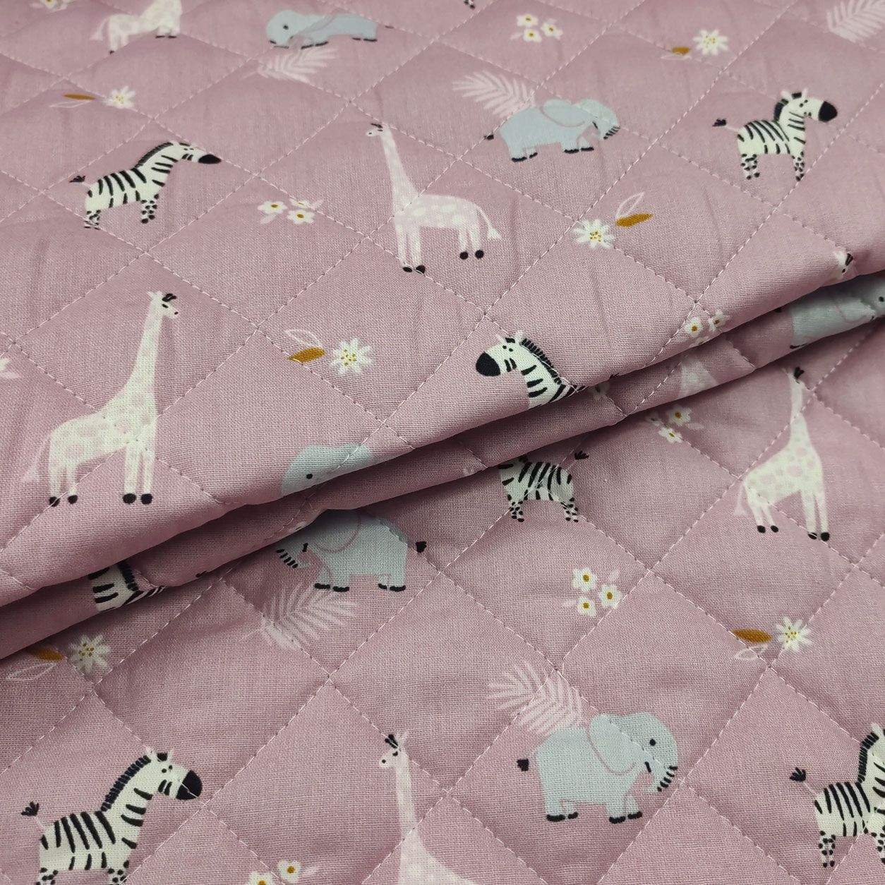tessuto-trapuntato-giraffe-zebre-ed-elefantini-sfondo-rosa