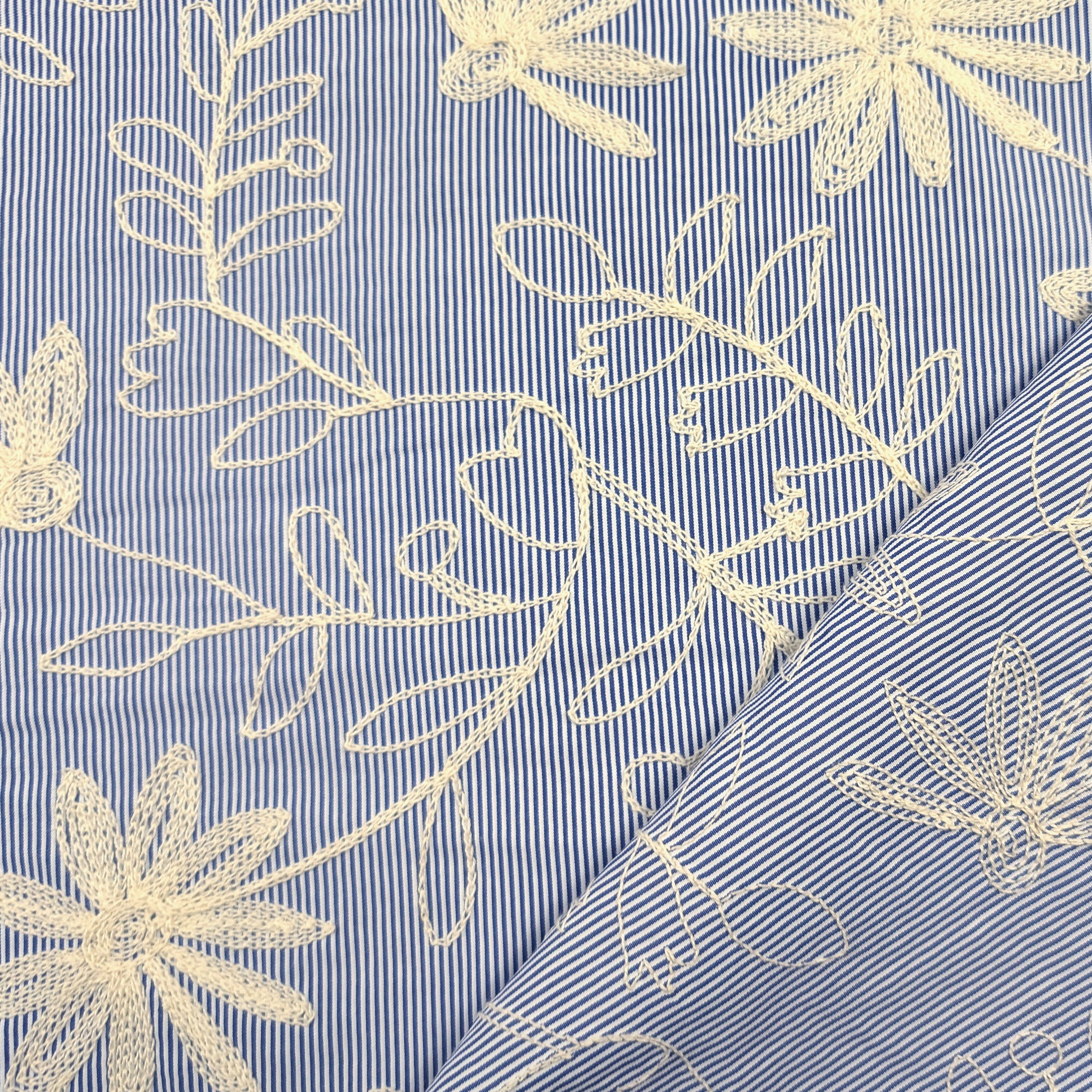 Cotone Righe Sottili Blu con Fiori Ricamati Image