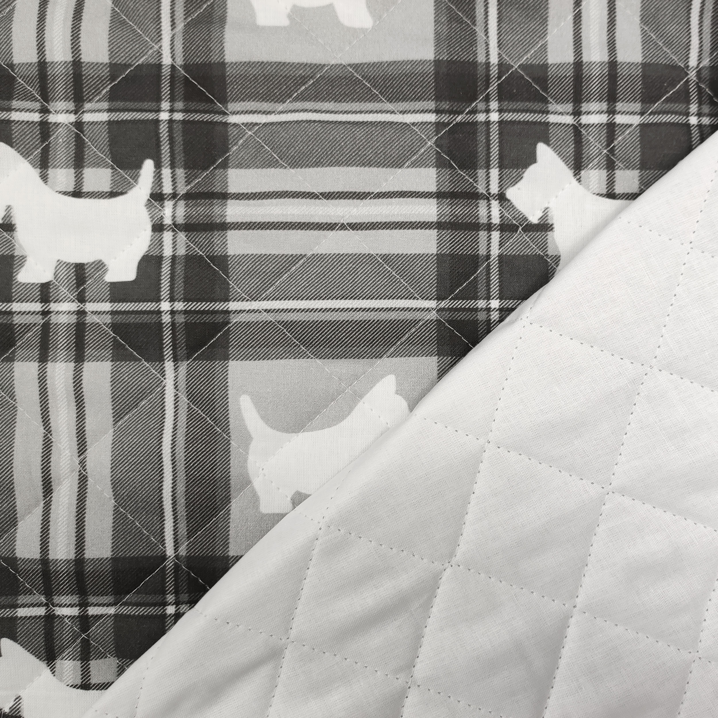 tessuto-trapuntato-cagnolini-sfondo-tartan-bianco-e-nero