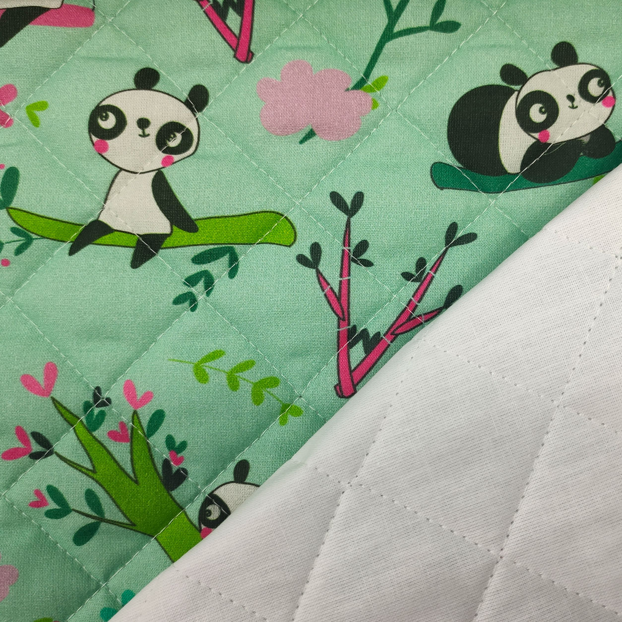 trapunta-panda-sfondo-verde-menta