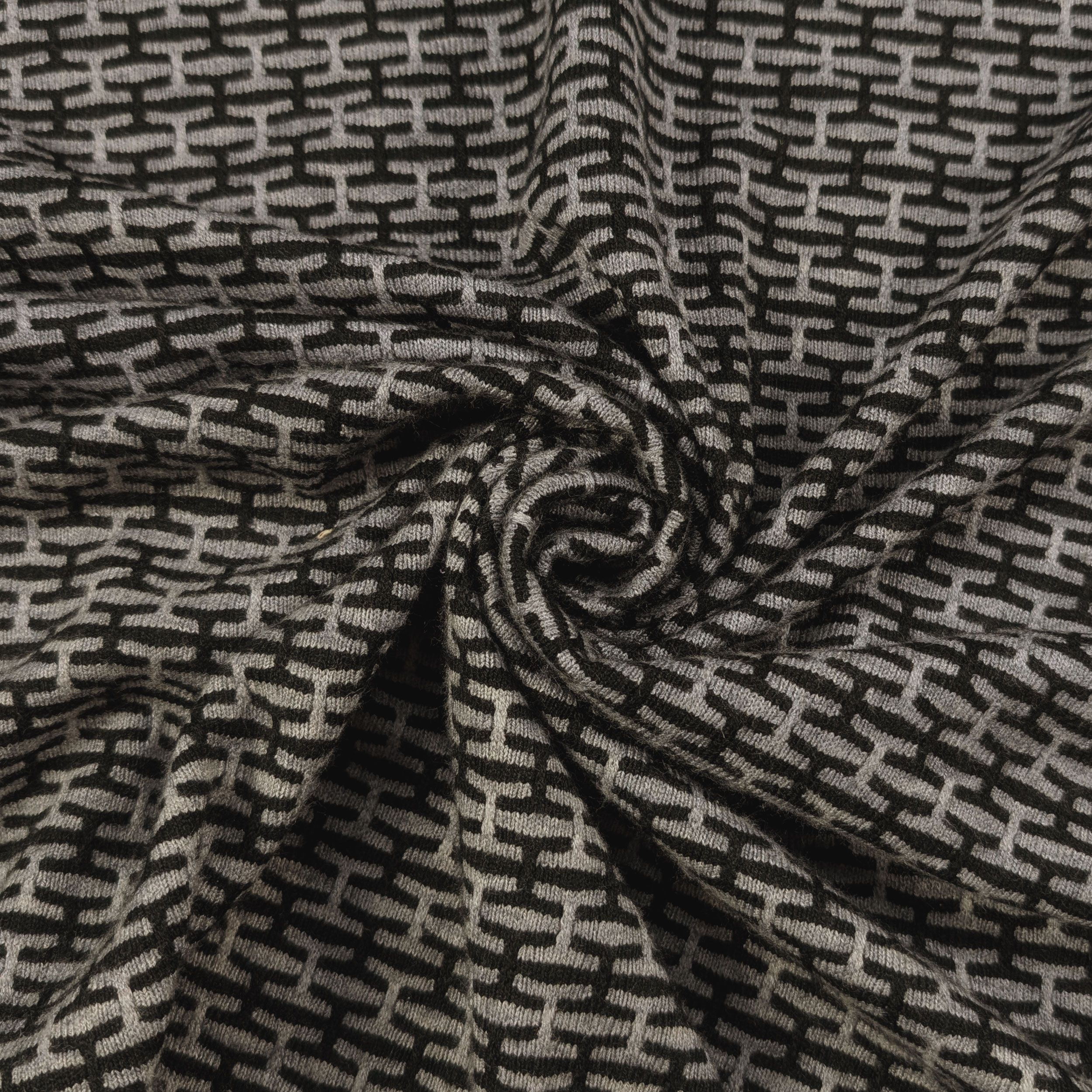 Jacquard Elasticizzato Geometria Intrecciata Grigio e Nero  Image