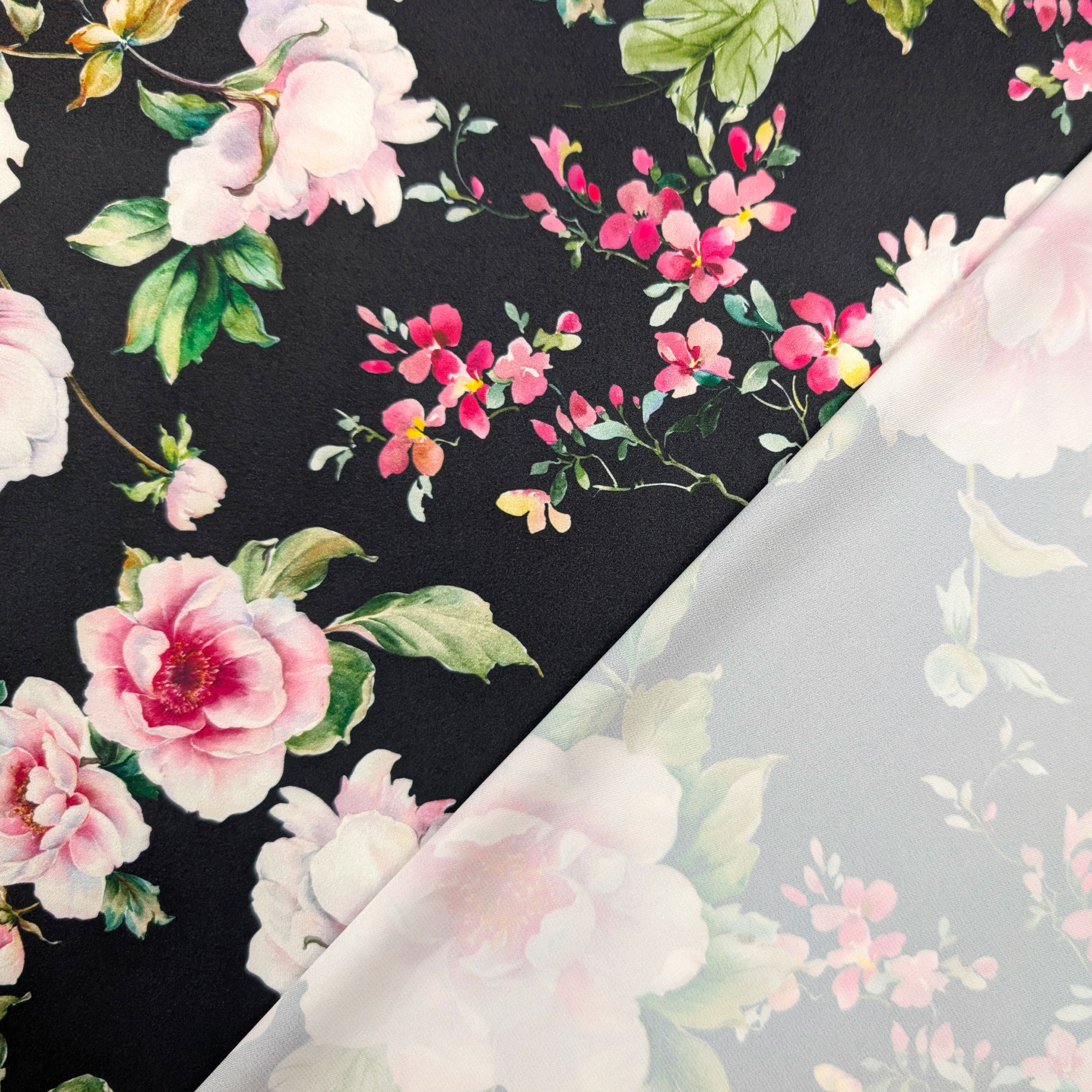 Raso Setato Alta Moda Fiori Rosa Sfondo Nero Image