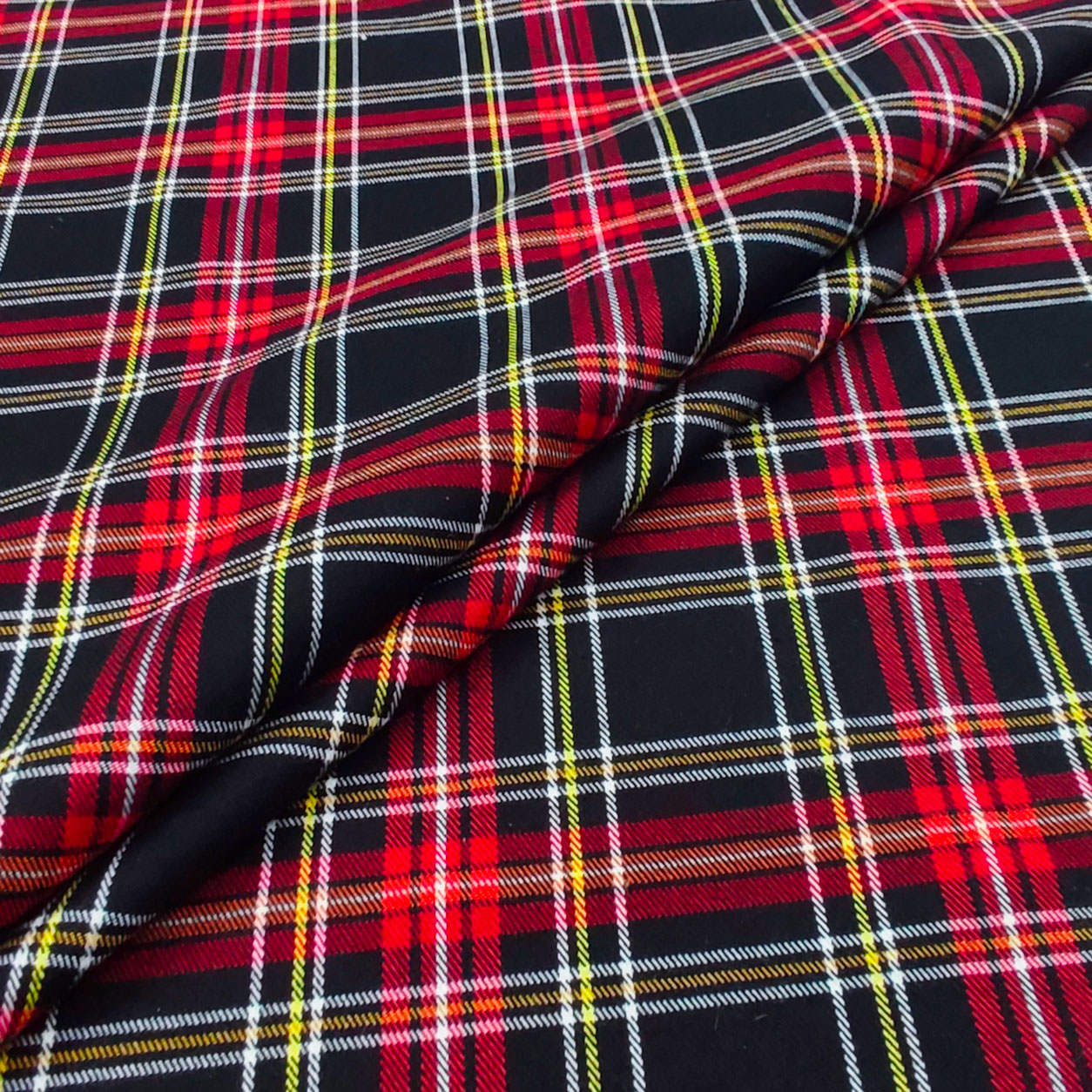tartan-scozzese-nero-quadro-rosso