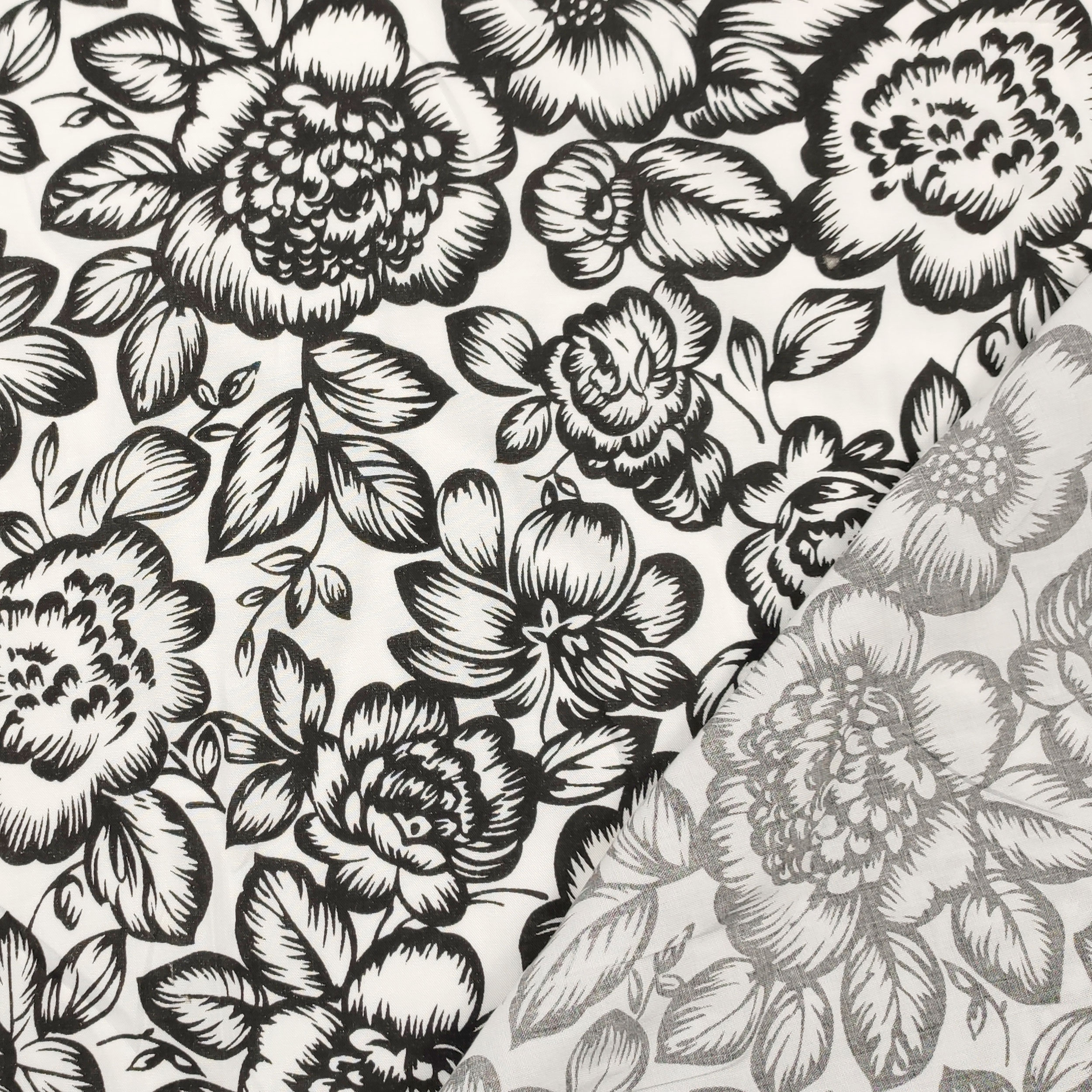 Tessuto in Cotone Fantasia Fiori Neri