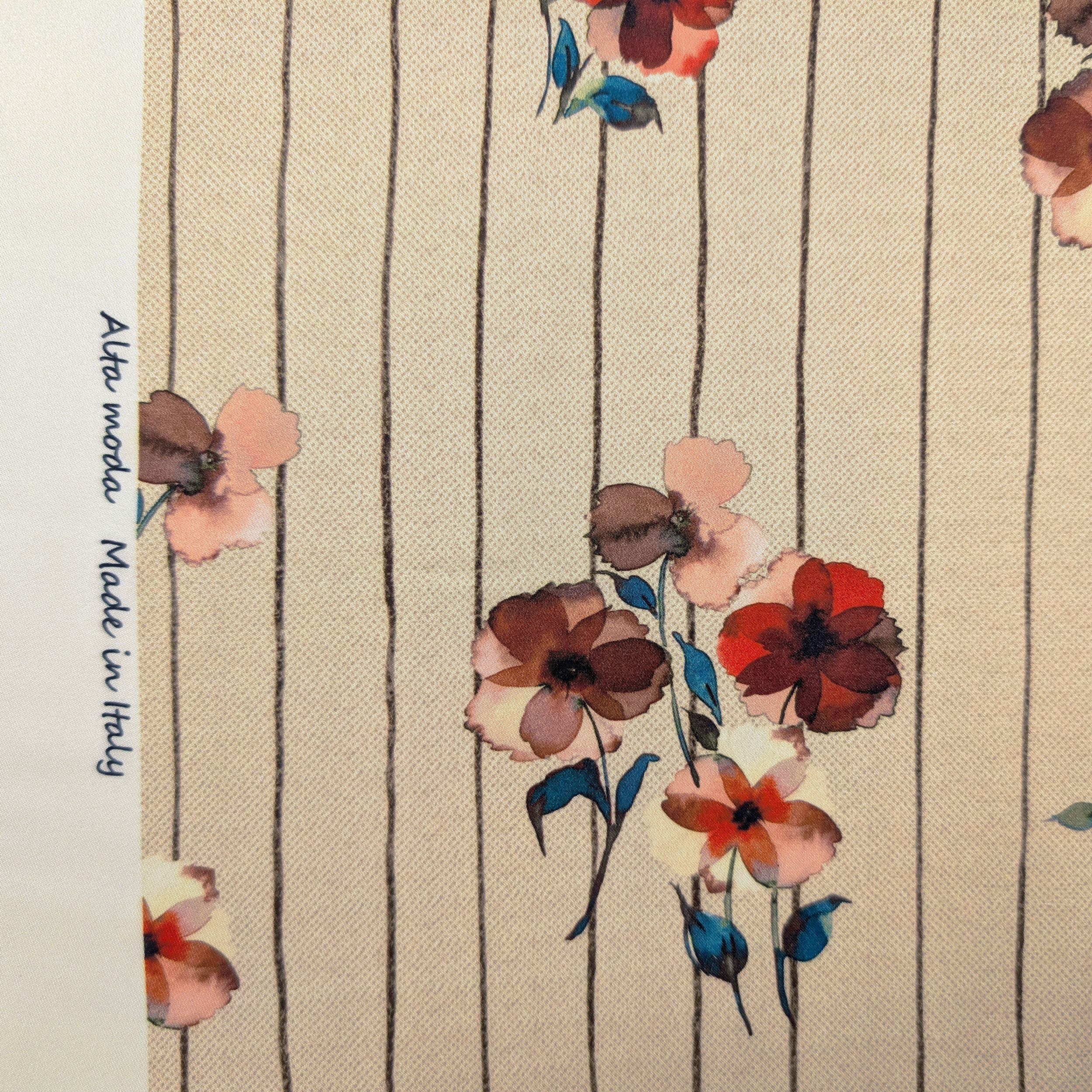 Raso Setato Alta Moda Fiori Rossi e Righe Image