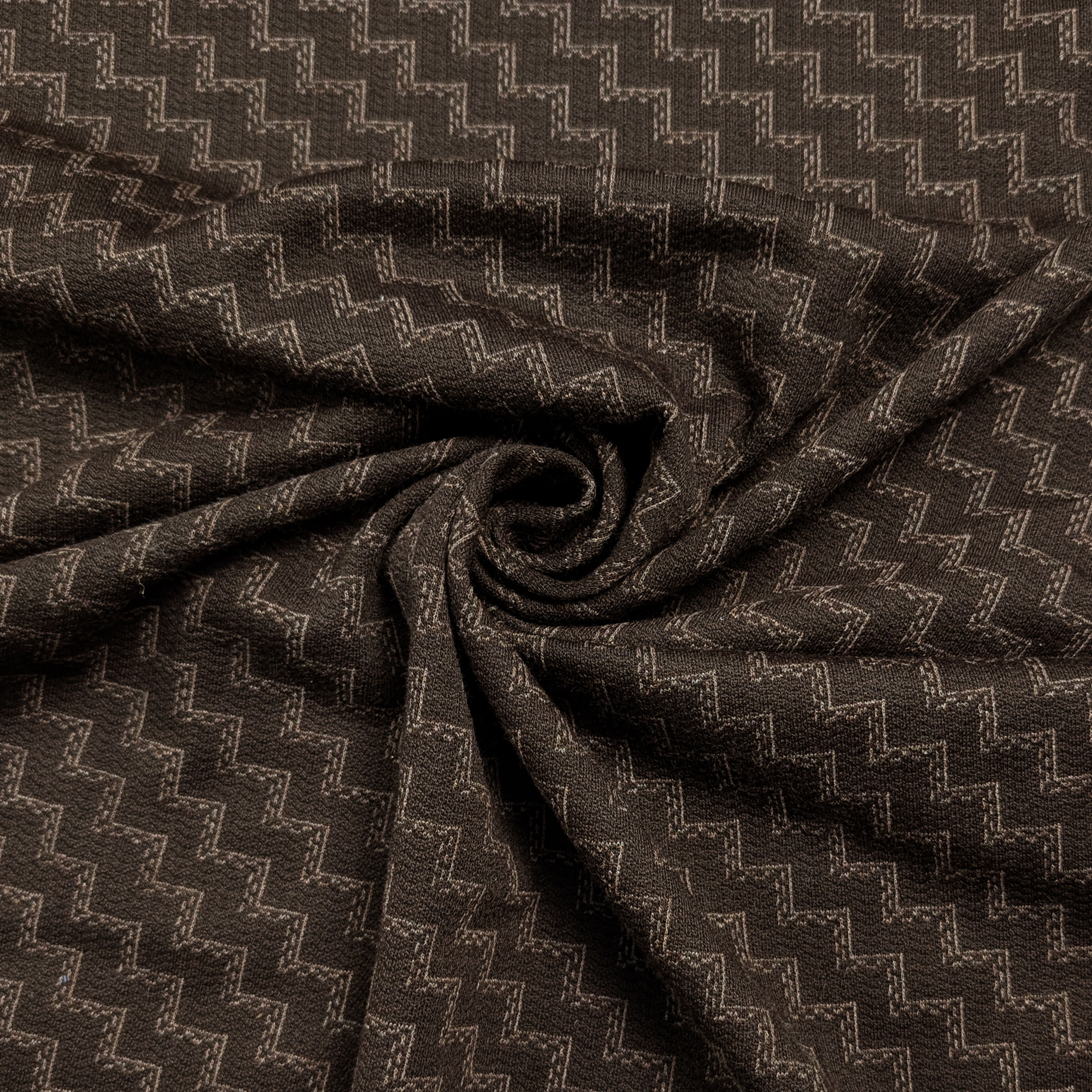 Punto Milano Marrone con Fantasia Geometrica Image