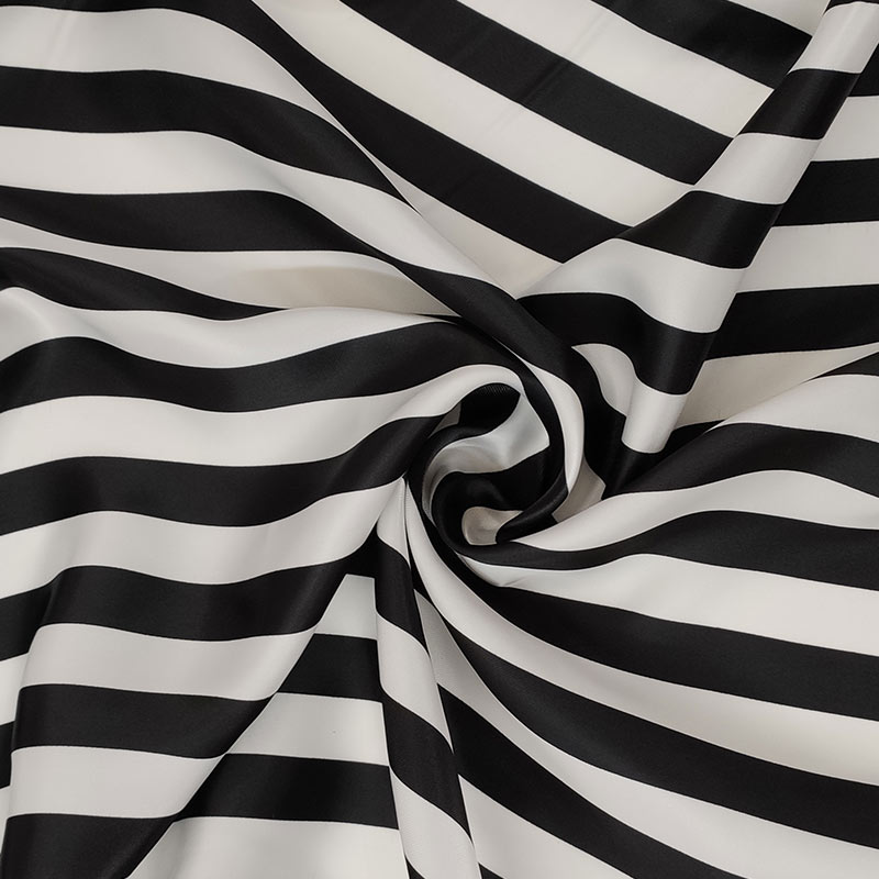  Tessuto Raso Carnevale Righe Bianco e Nero Image