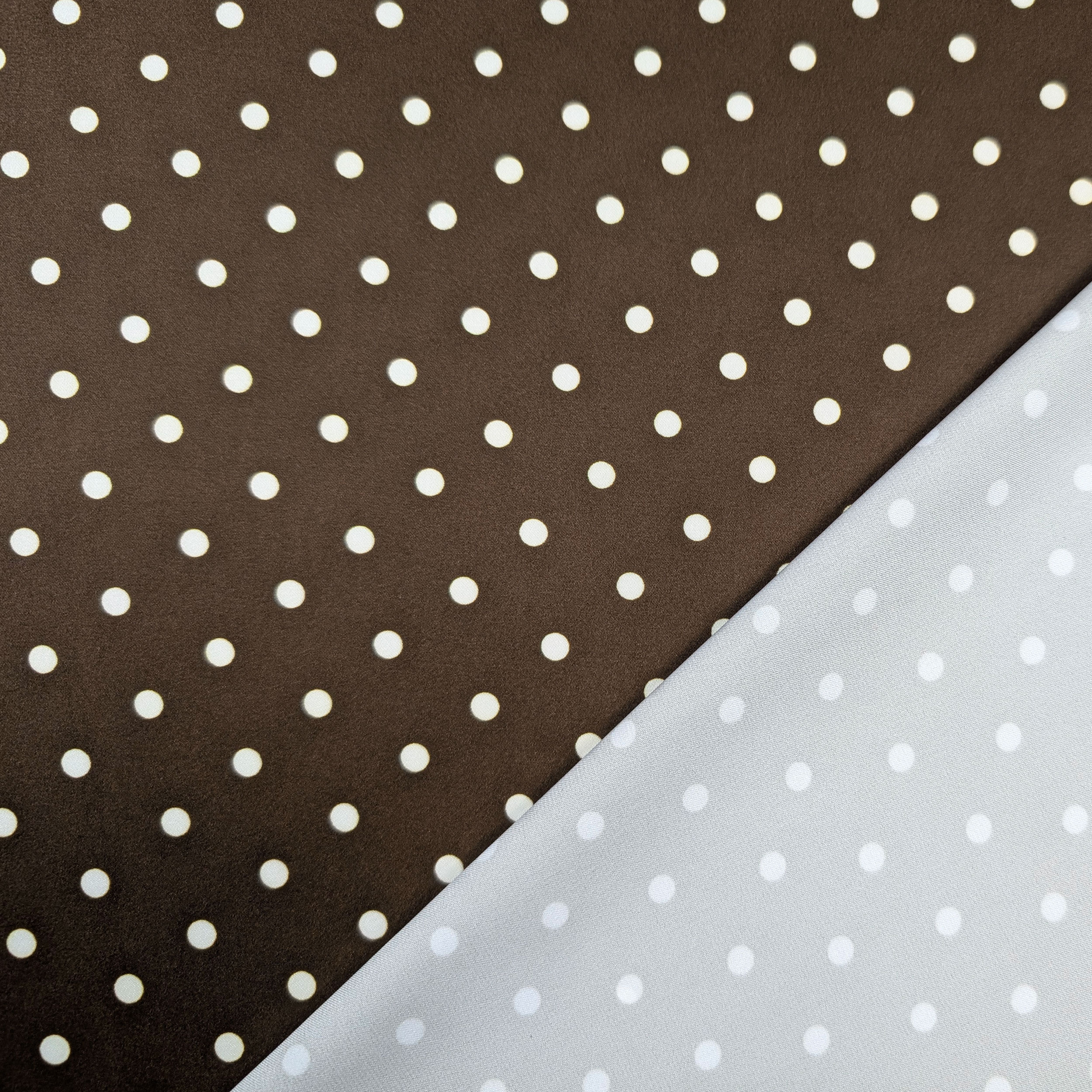 Raso Setato Alta Moda Pois Sfondo Marrone Image