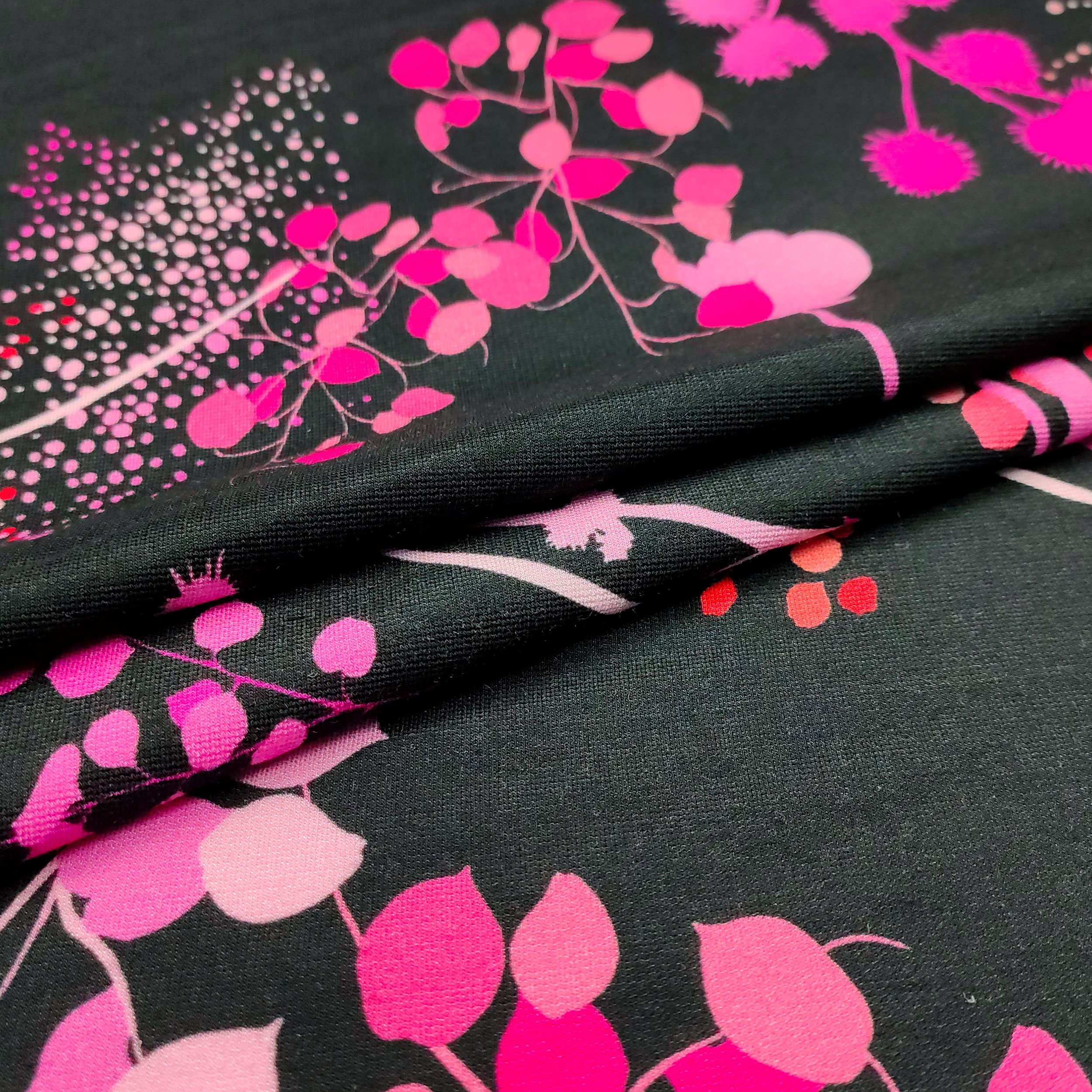 maglina in cotone elastico fiori rosa sfondo nero