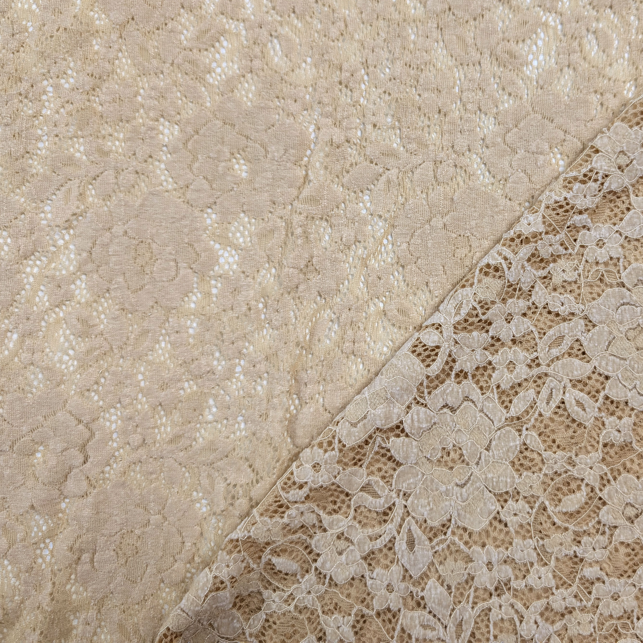 Pizzo Inserto Rose Velluto Beige Image