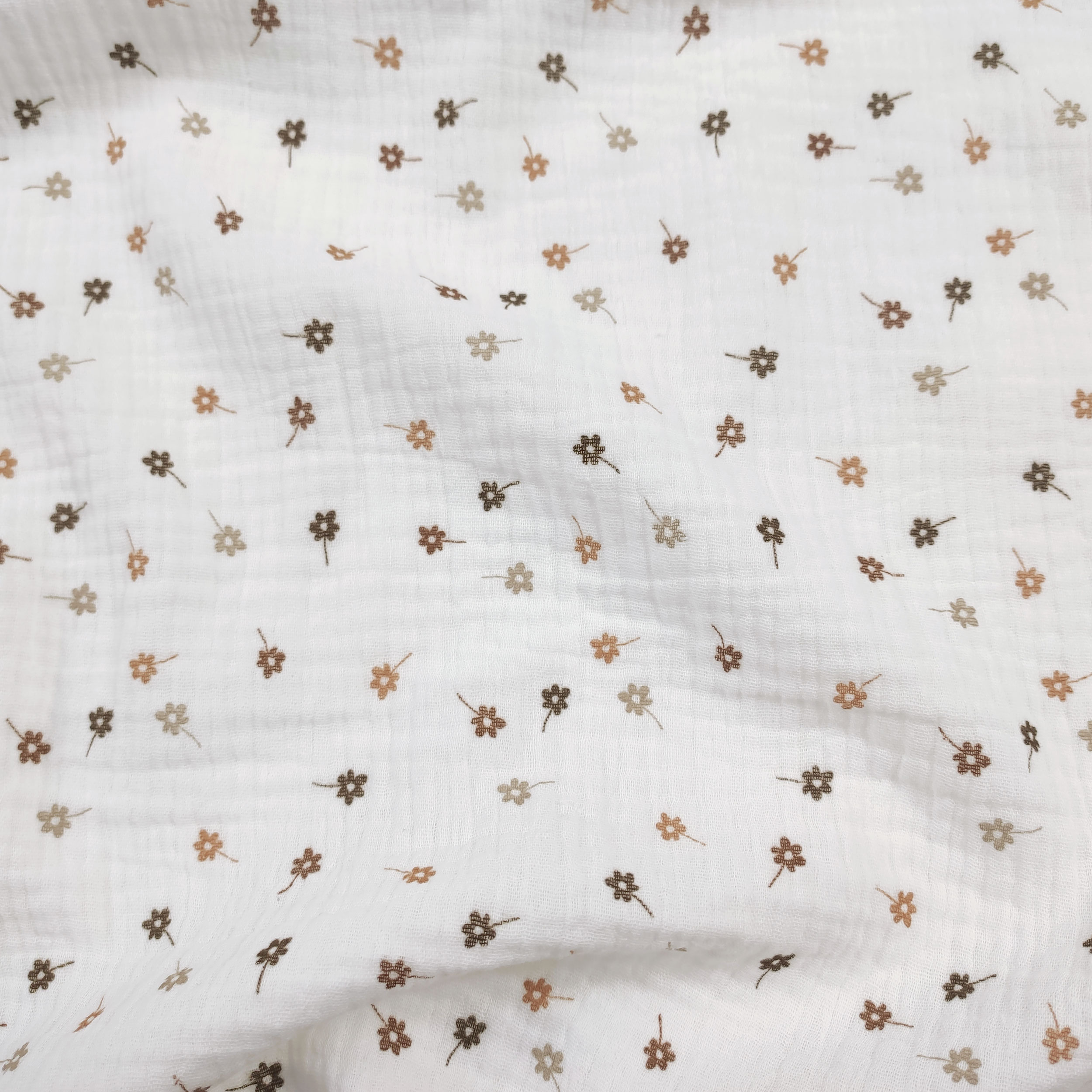 Mussola di Cotone Fiori Beige Sfondo Bianco