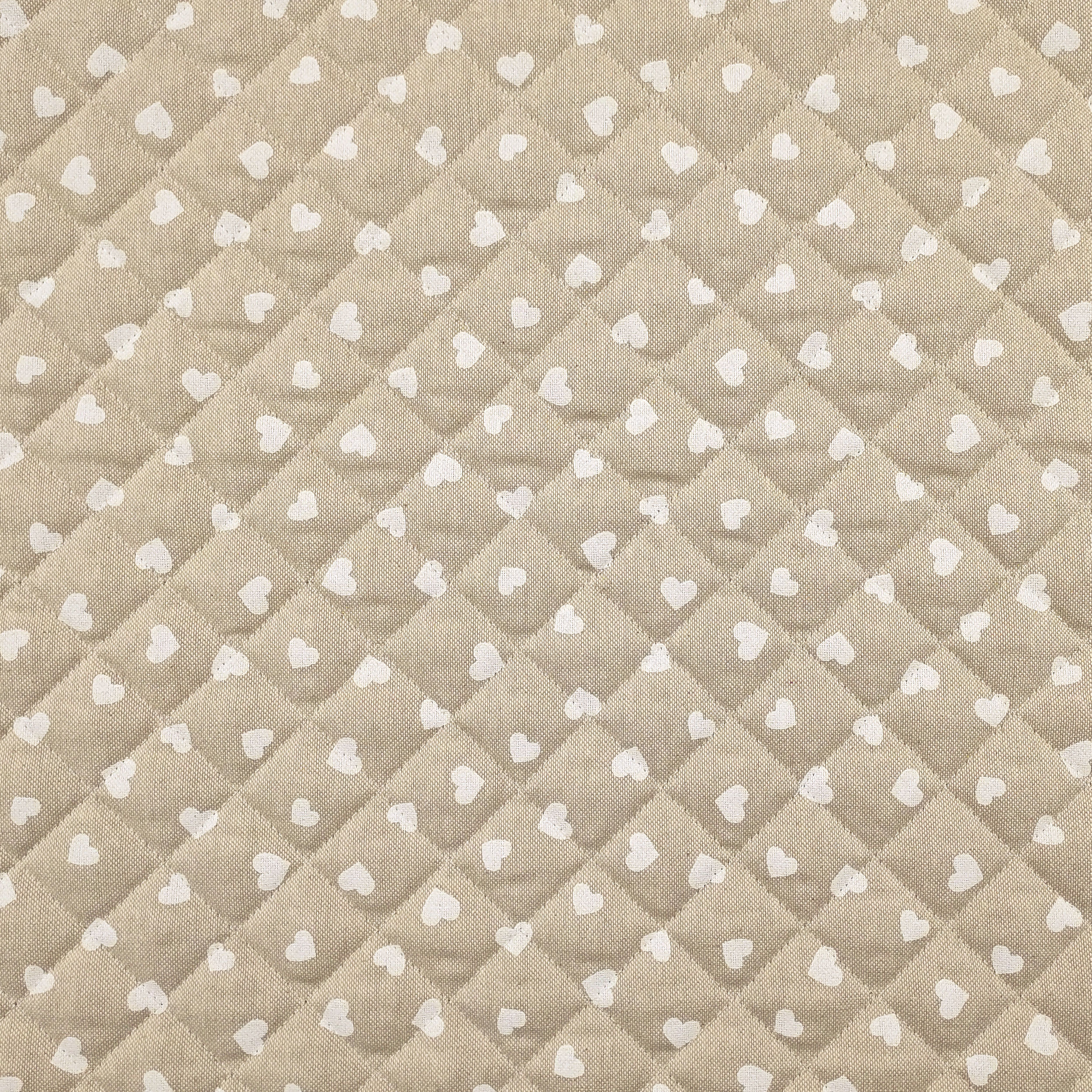 Tessuto Trapuntato Cuori Bianchi Sfondo Beige