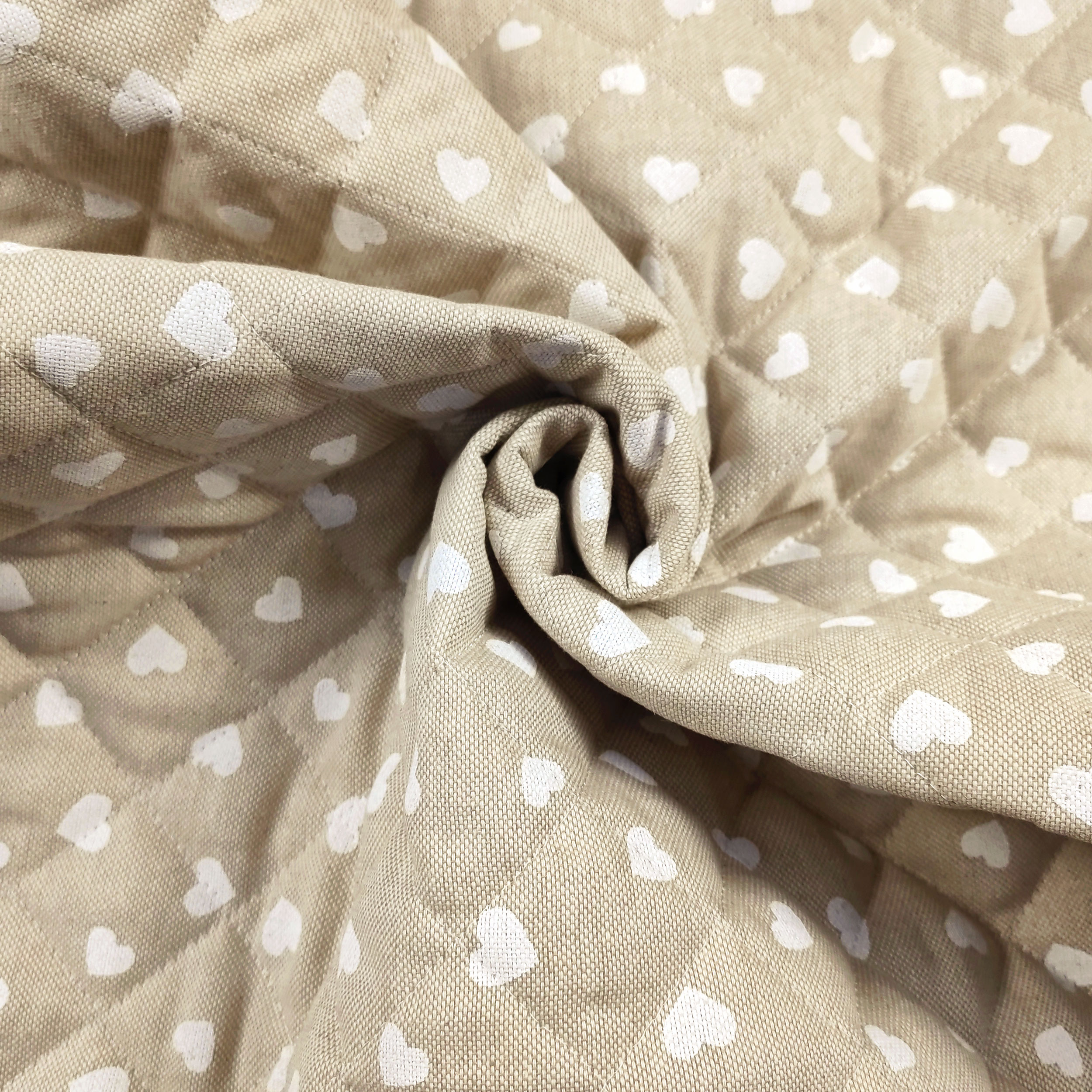 Tessuto Trapuntato Cuori Bianchi Sfondo Beige