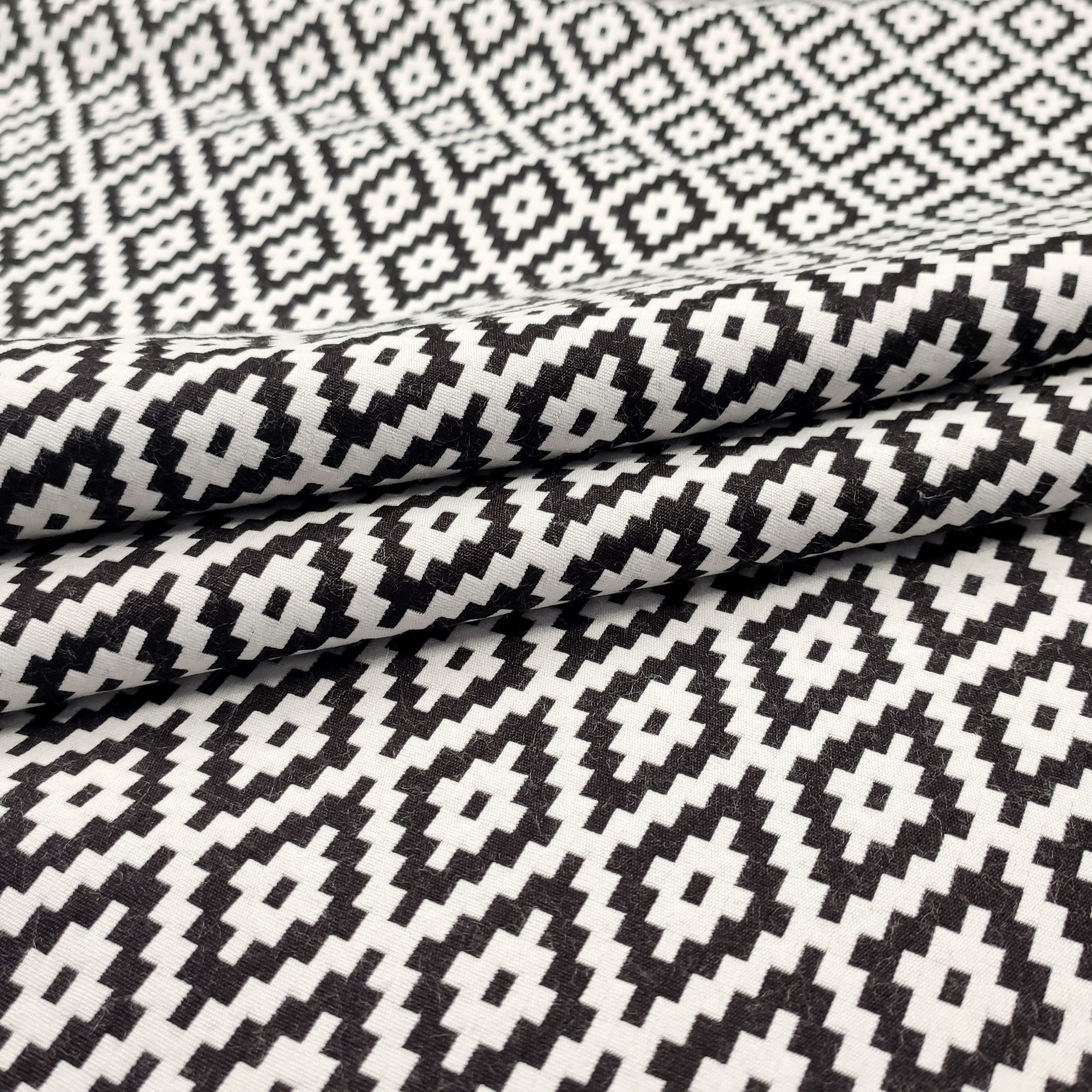 Tessuto Alta Moda Etnico Bianco e Nero
