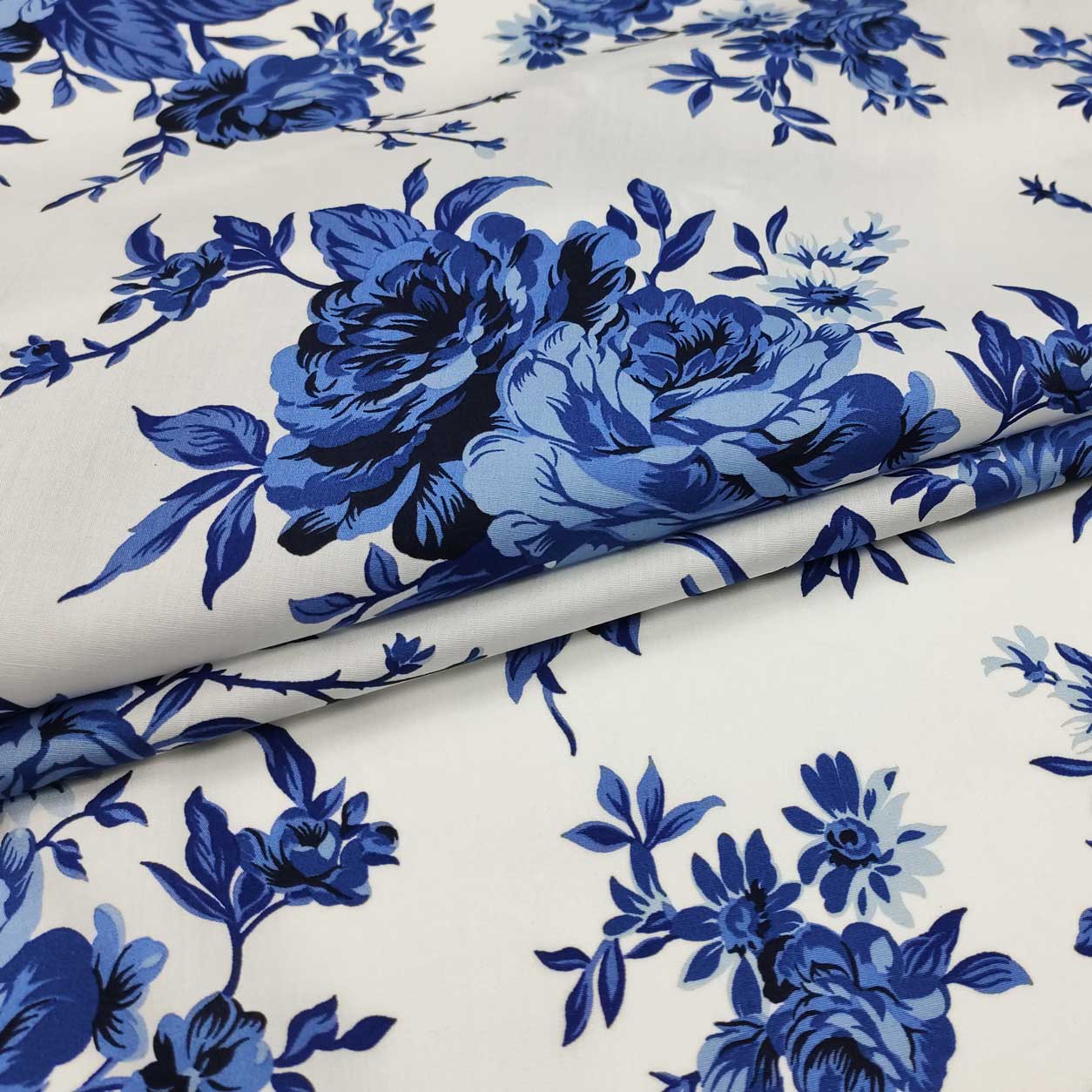 Tessuto cotone rose blu sfondo bianco