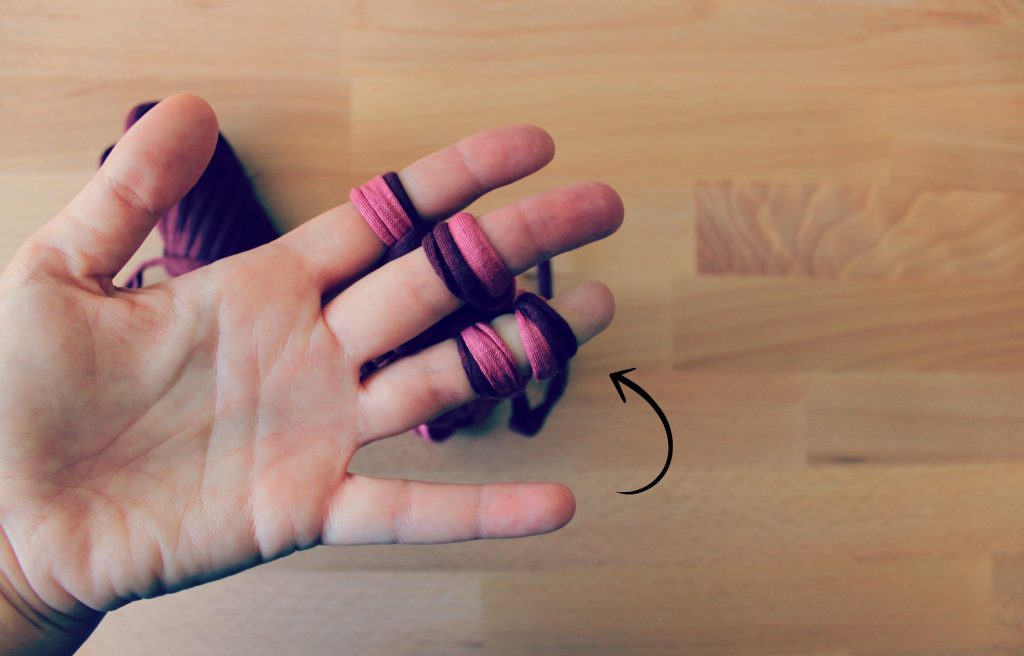 idee-originali-finger-knitting-bracciale