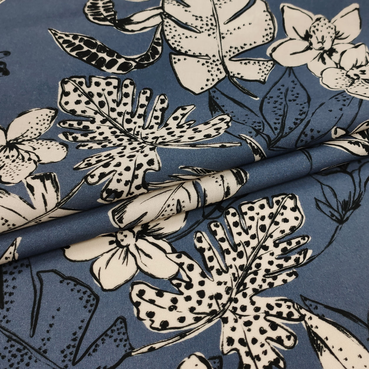 tessuto cotone fiori foglie tropicali sfondo avio